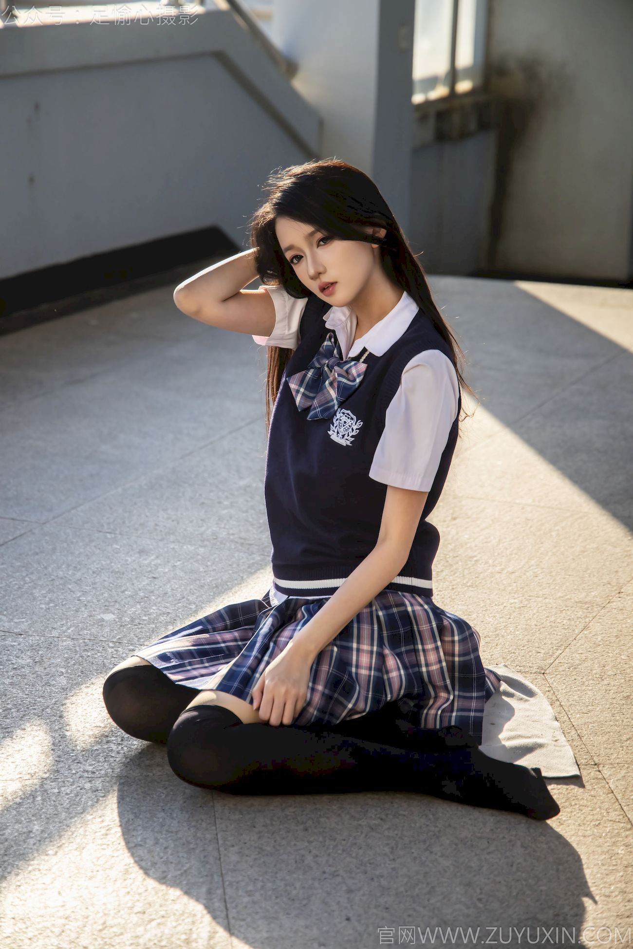 果酱JK制服黑色长筒袜天台休闲写真