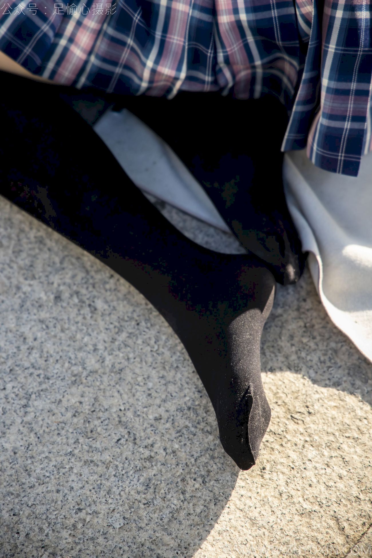 果酱JK制服黑色长筒袜天台休闲写真