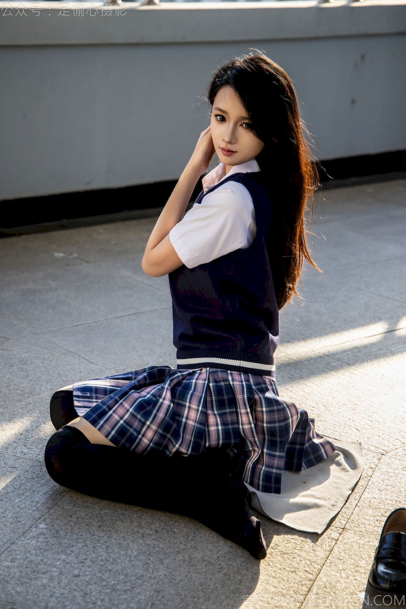 果酱JK制服黑色长筒袜天台休闲写真