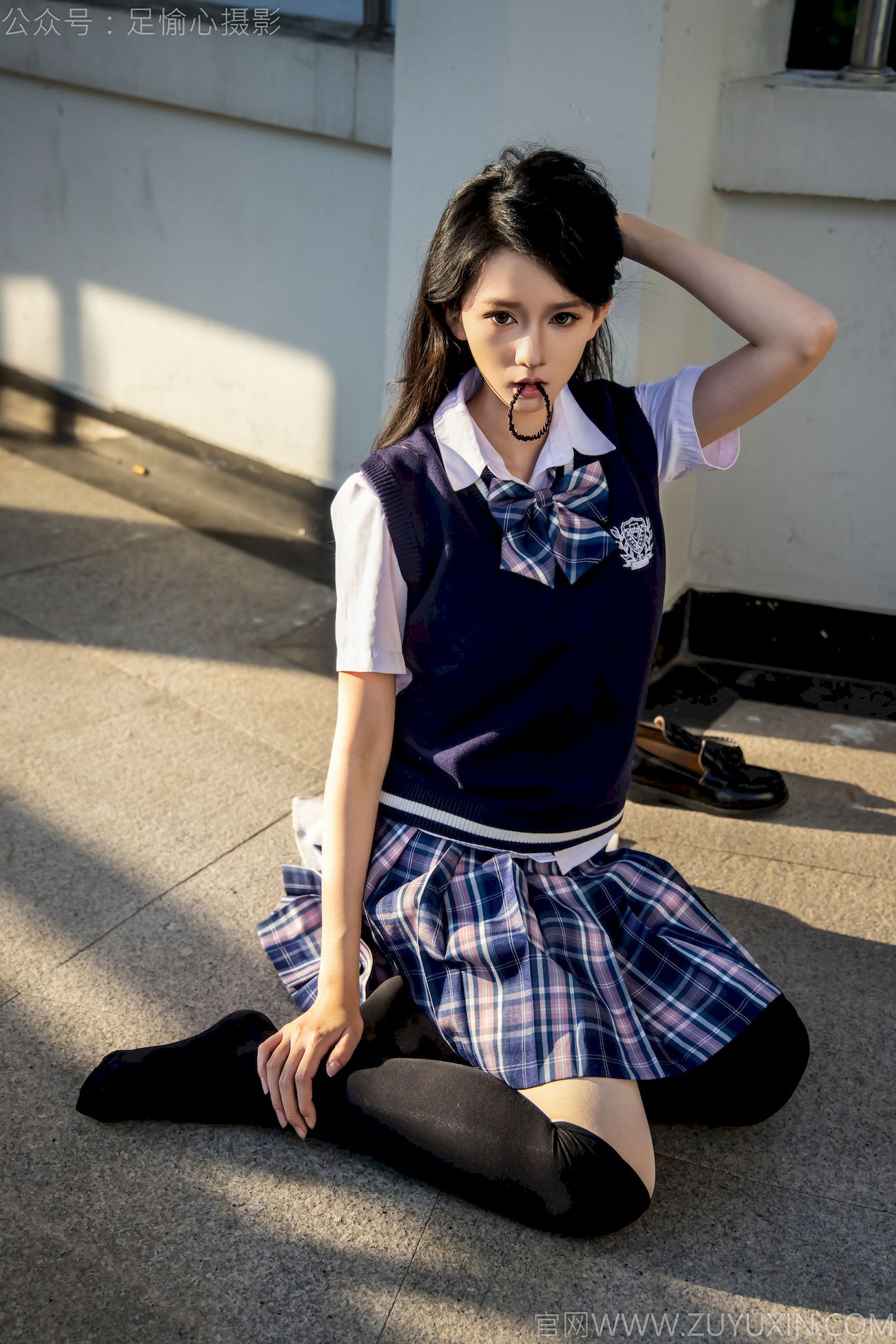 果酱JK制服黑色长筒袜天台休闲写真