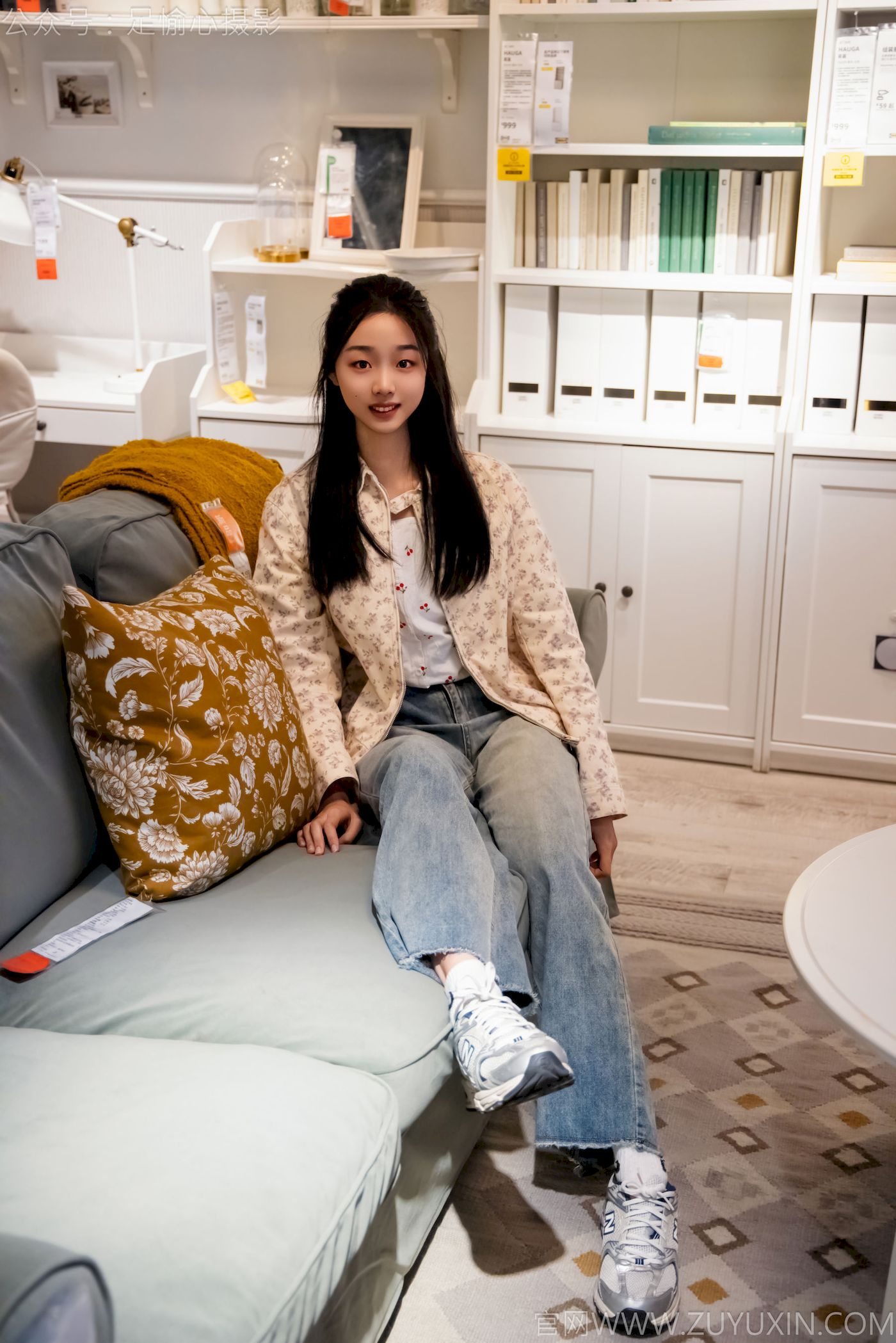 足愉心模特奶芙碎花衬衫牛仔长裤裸足摄影