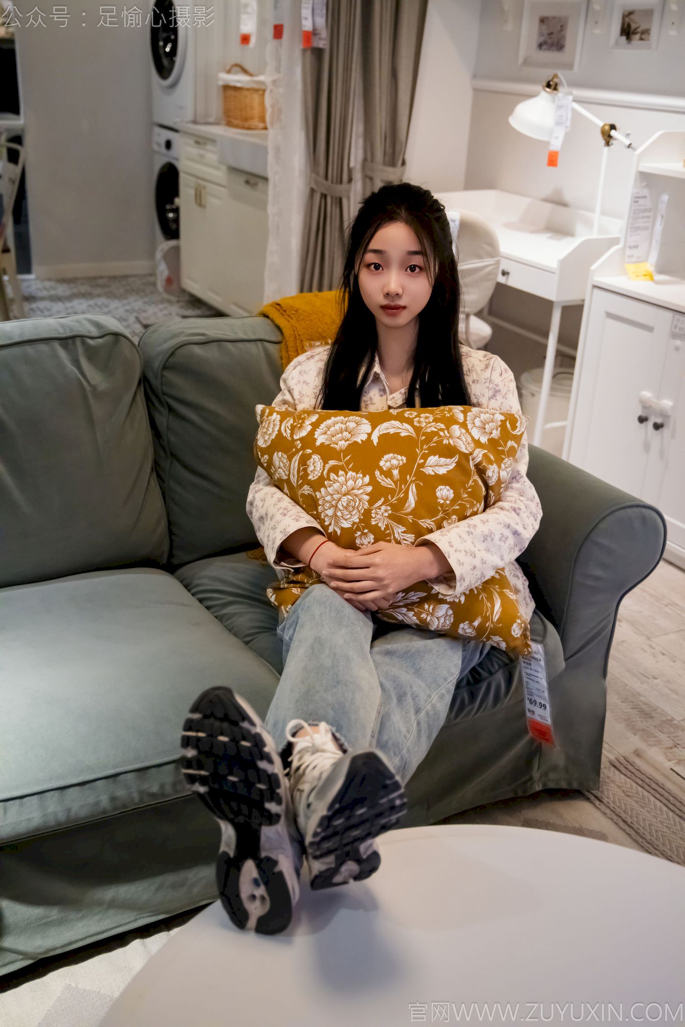 足愉心模特奶芙碎花衬衫牛仔长裤裸足摄影