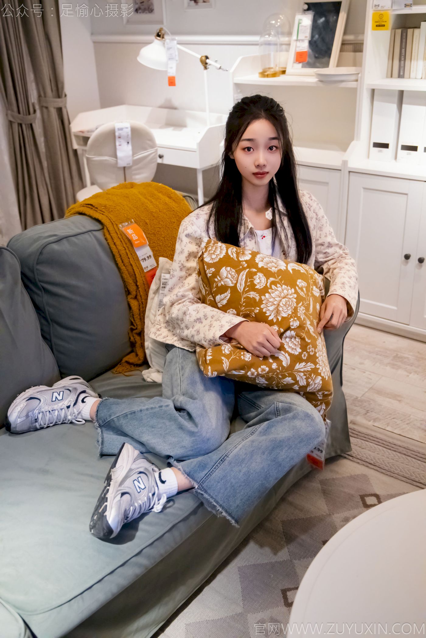 足愉心模特奶芙碎花衬衫牛仔长裤裸足摄影