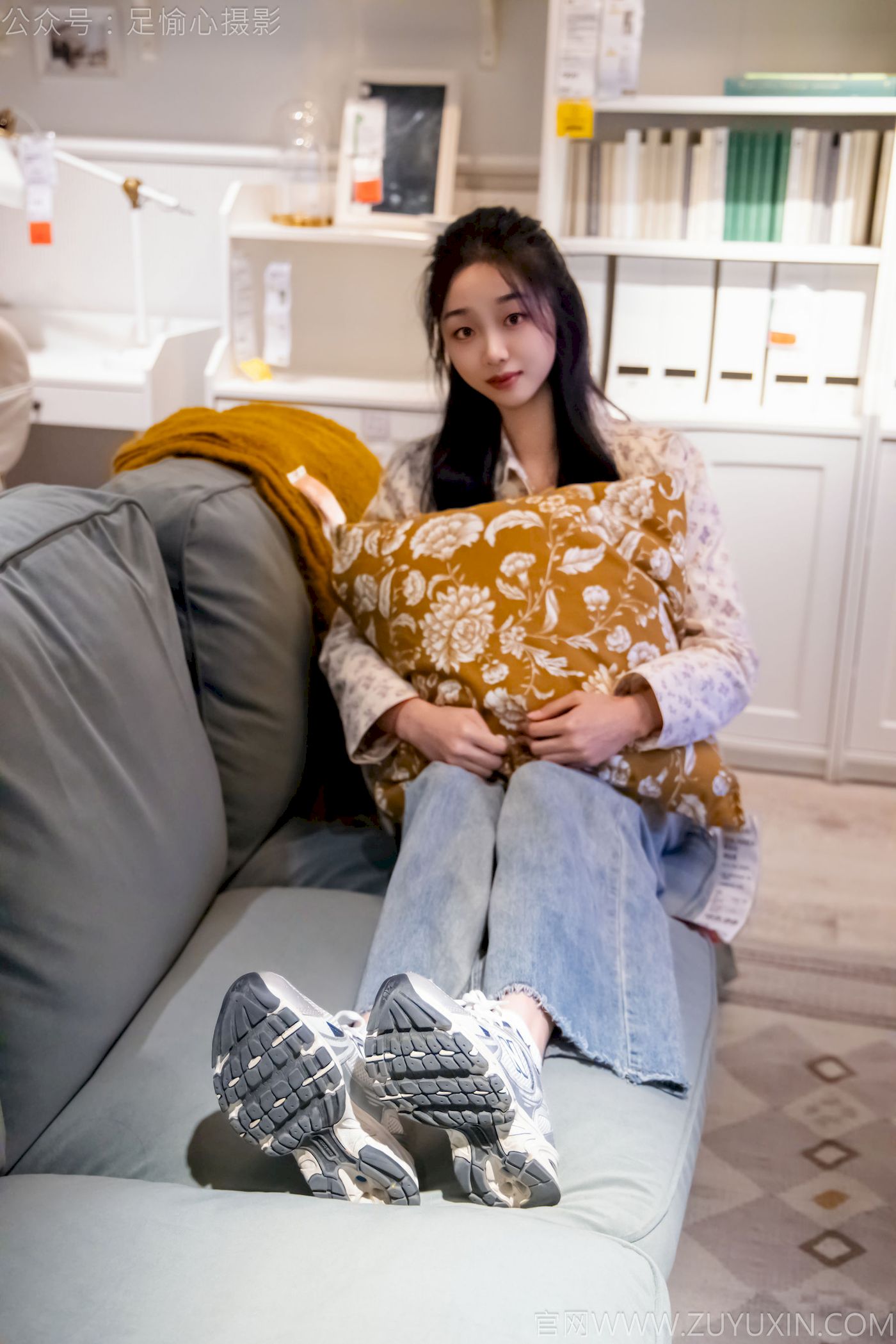 足愉心模特奶芙碎花衬衫牛仔长裤裸足摄影