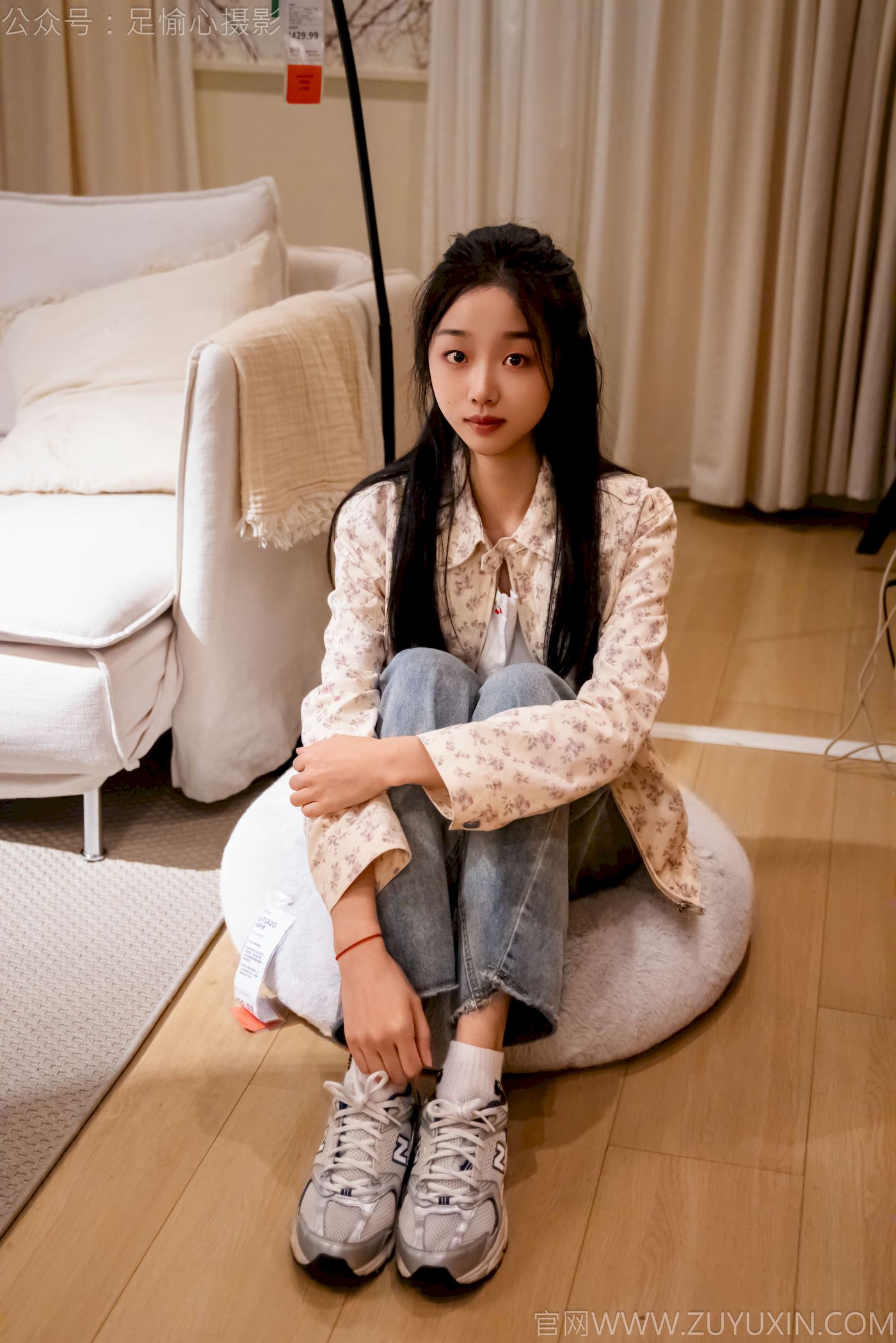 足愉心模特奶芙碎花衬衫牛仔长裤裸足摄影