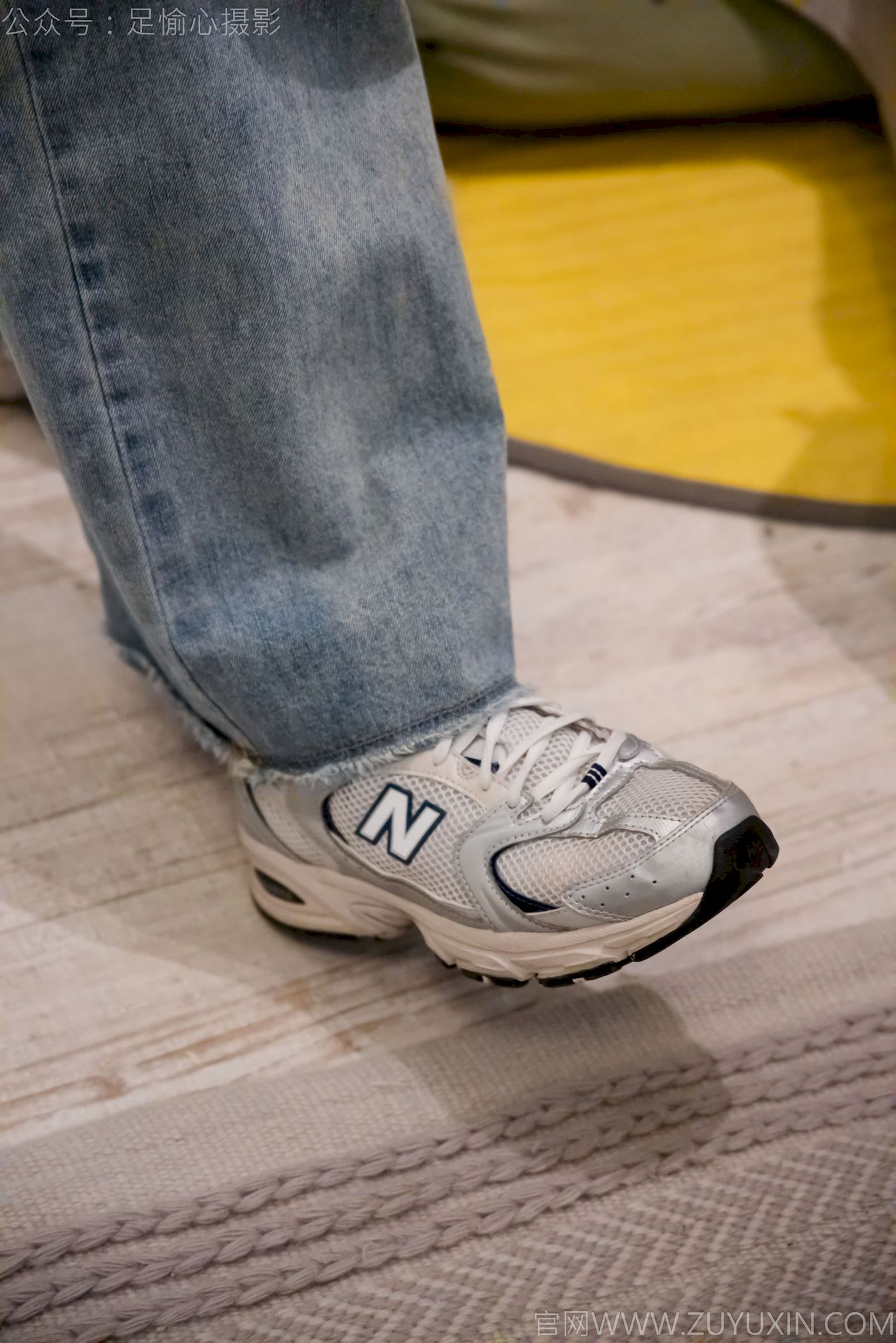 足愉心模特奶芙碎花衬衫牛仔长裤裸足摄影