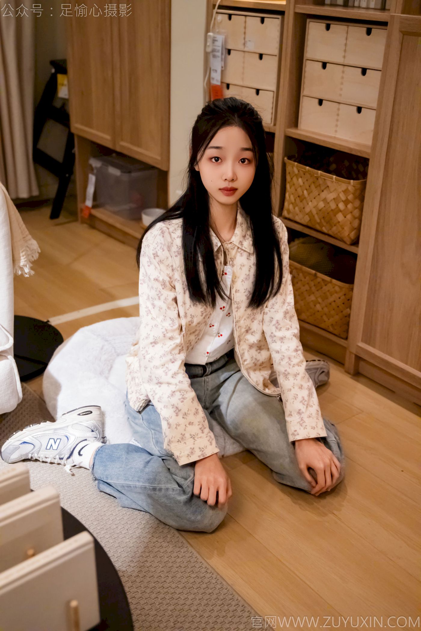 足愉心模特奶芙碎花衬衫牛仔长裤裸足摄影
