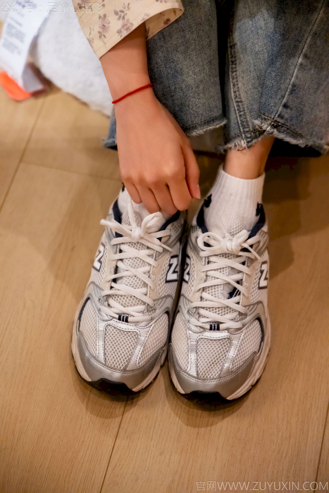 足愉心模特奶芙碎花衬衫牛仔长裤裸足摄影