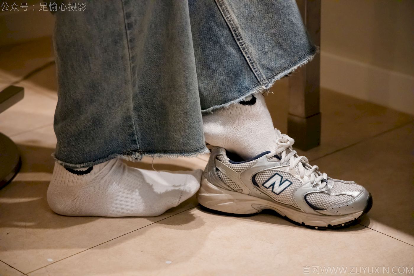 足愉心模特奶芙碎花衬衫牛仔长裤裸足摄影