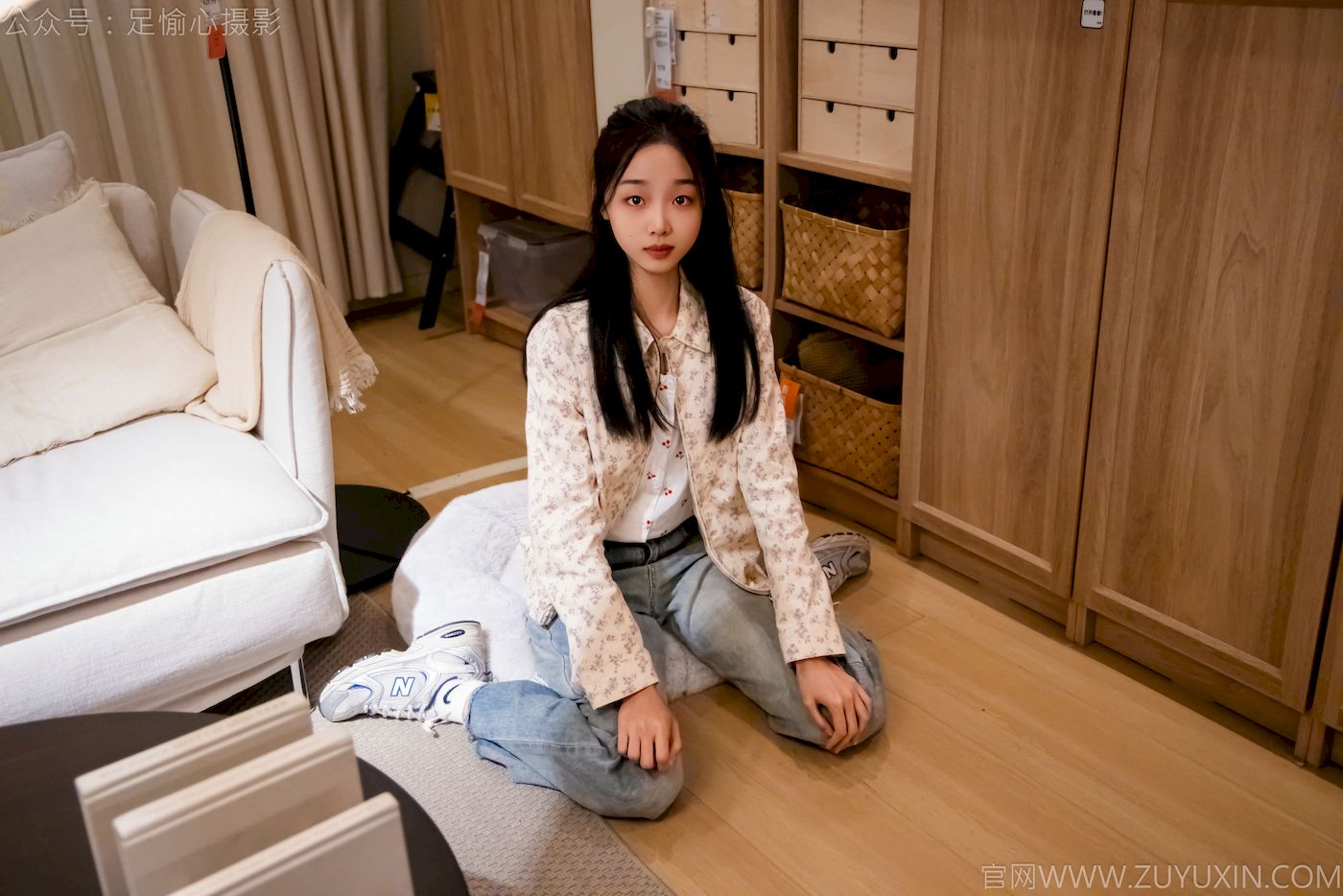 足愉心模特奶芙碎花衬衫牛仔长裤裸足摄影