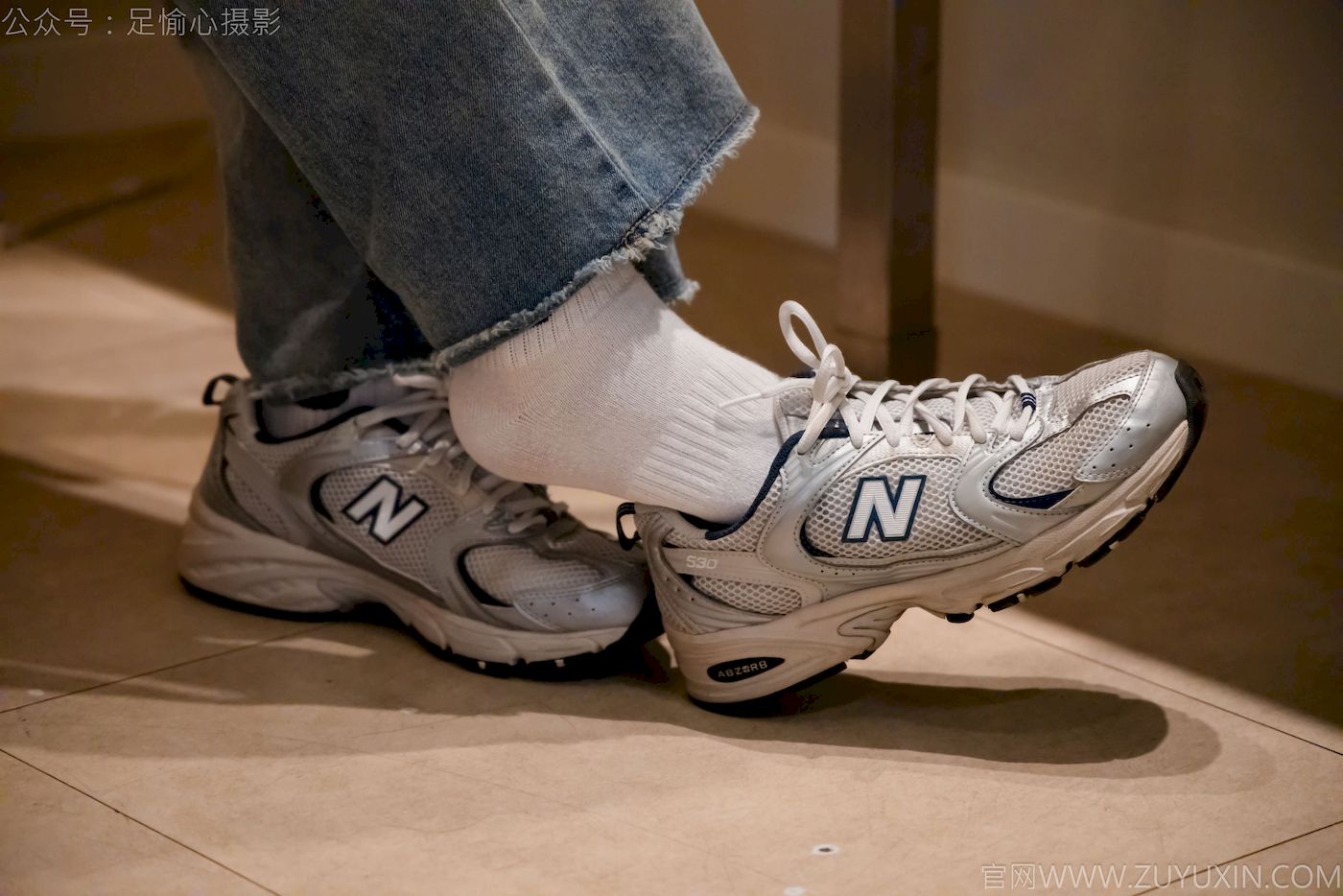 足愉心模特奶芙碎花衬衫牛仔长裤裸足摄影