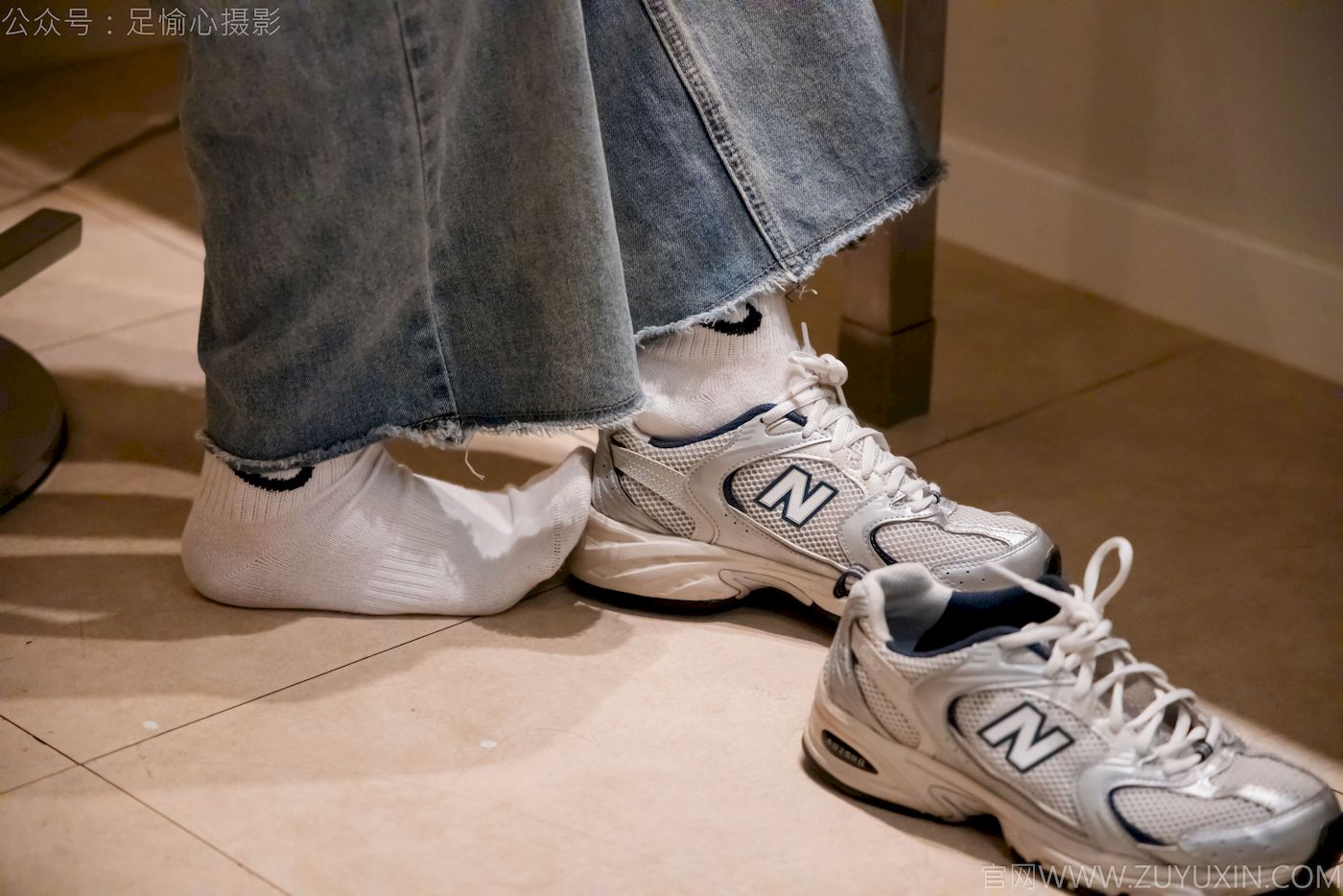 足愉心模特奶芙碎花衬衫牛仔长裤裸足摄影