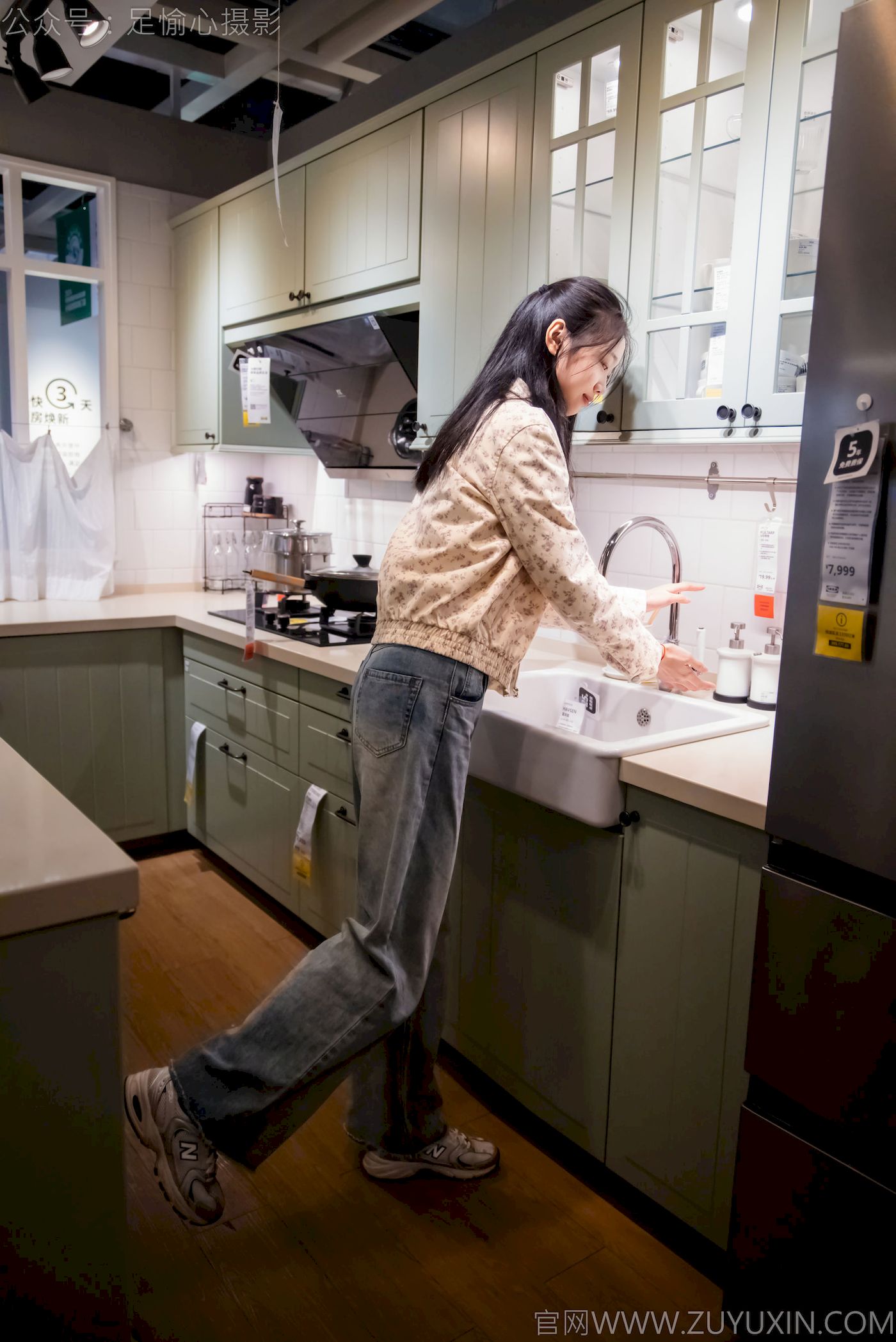 足愉心模特奶芙碎花衬衫牛仔长裤裸足摄影