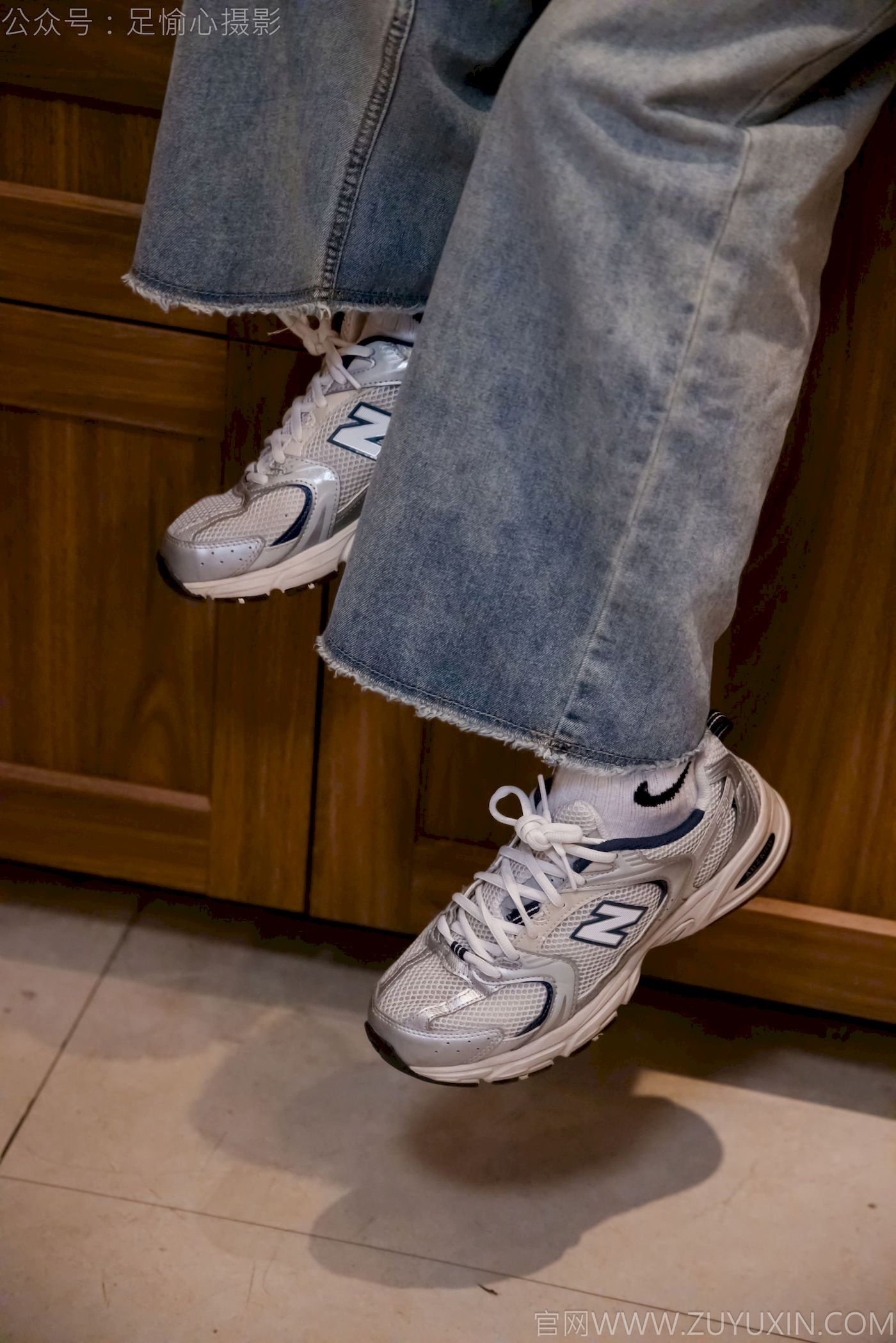 足愉心模特奶芙碎花衬衫牛仔长裤裸足摄影