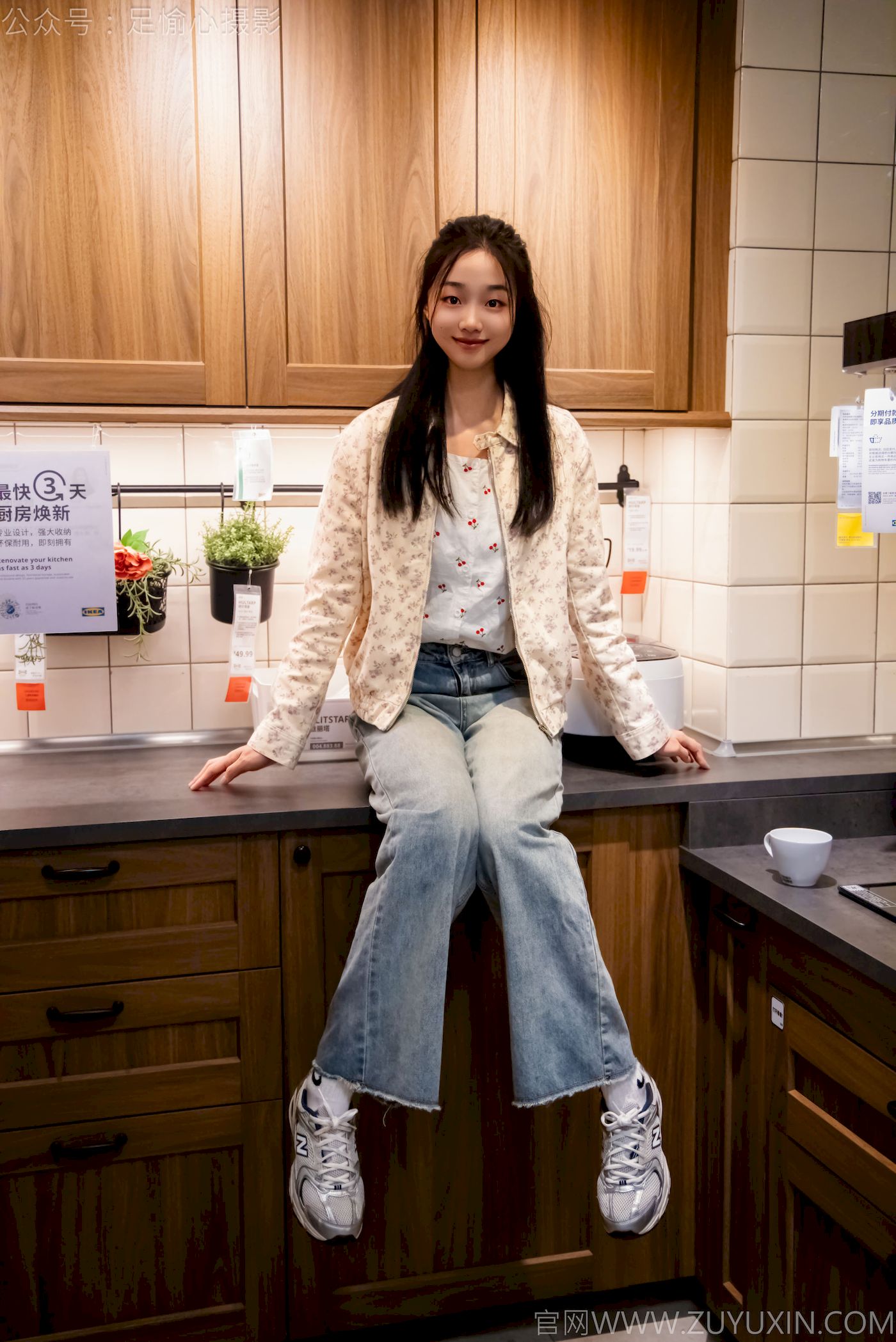 足愉心模特奶芙碎花衬衫牛仔长裤裸足摄影