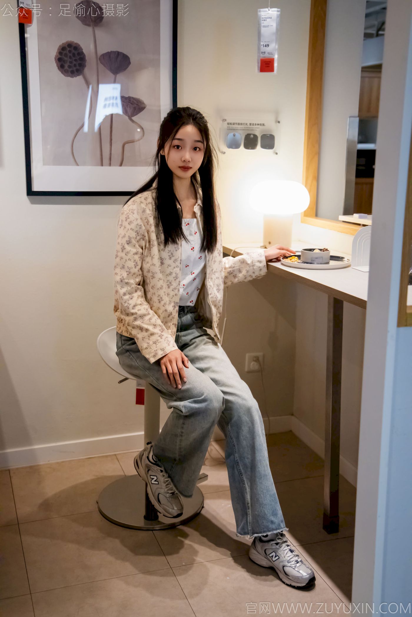 足愉心模特奶芙碎花衬衫牛仔长裤裸足摄影