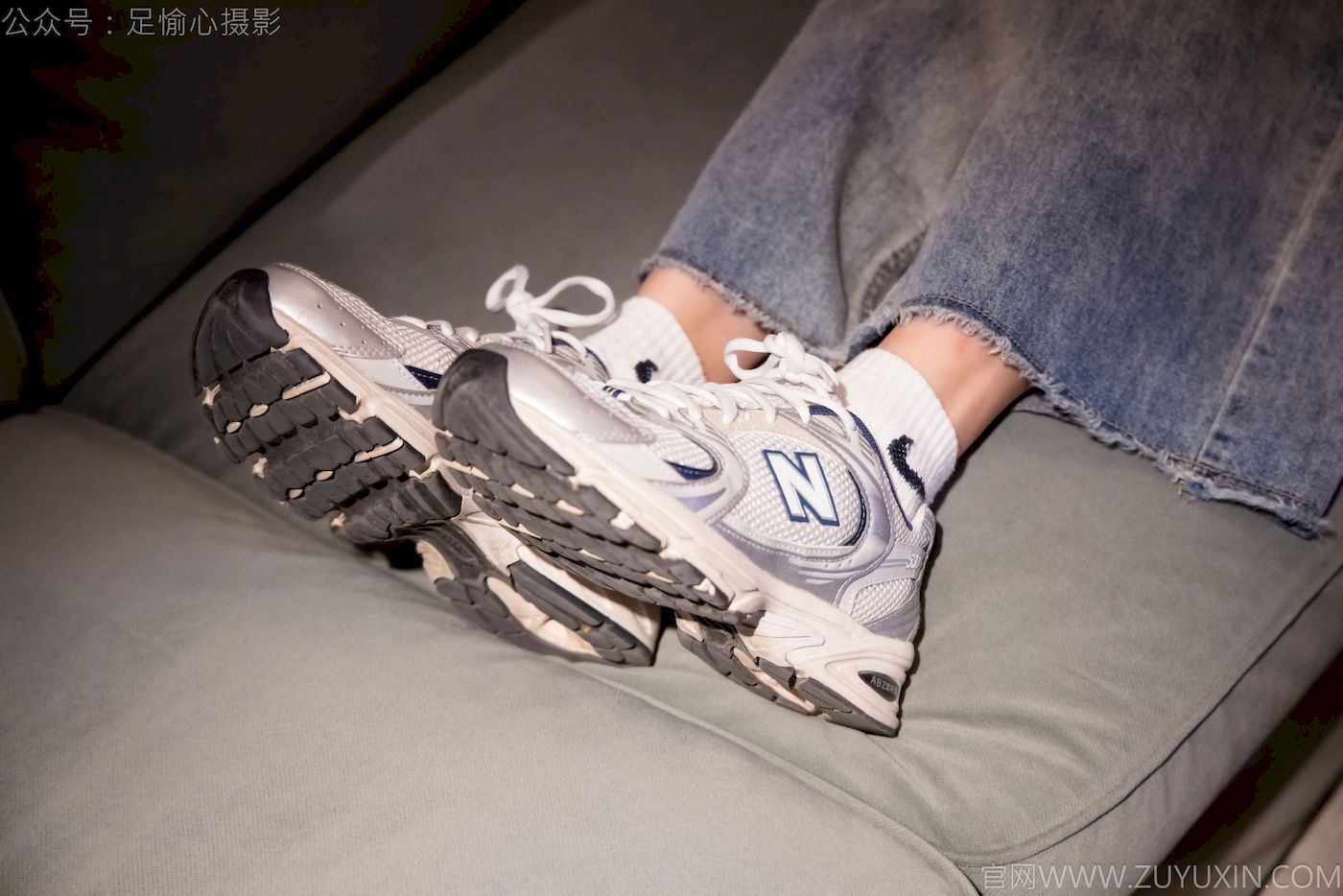 足愉心模特奶芙碎花衬衫牛仔长裤裸足摄影