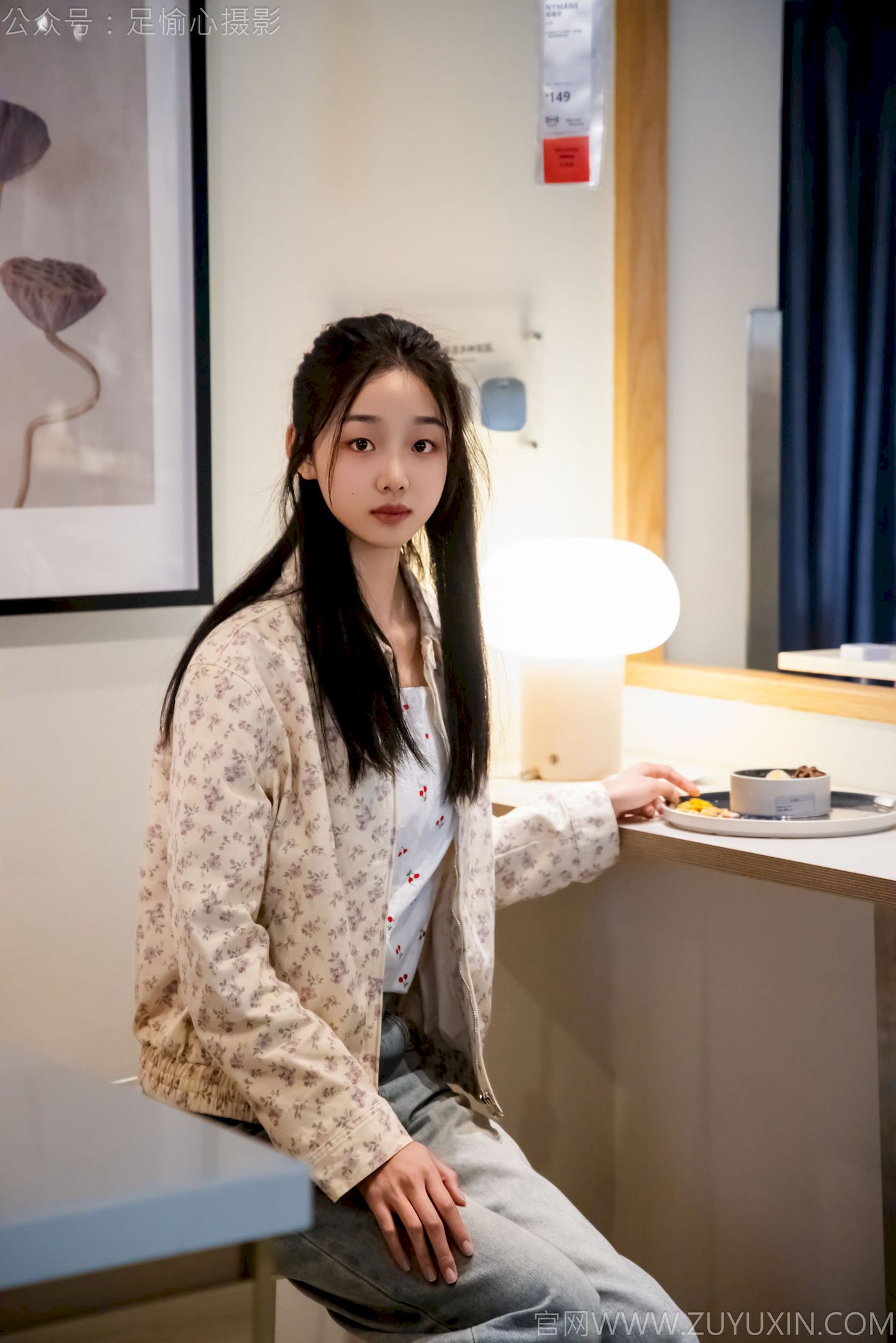 足愉心模特奶芙碎花衬衫牛仔长裤裸足摄影