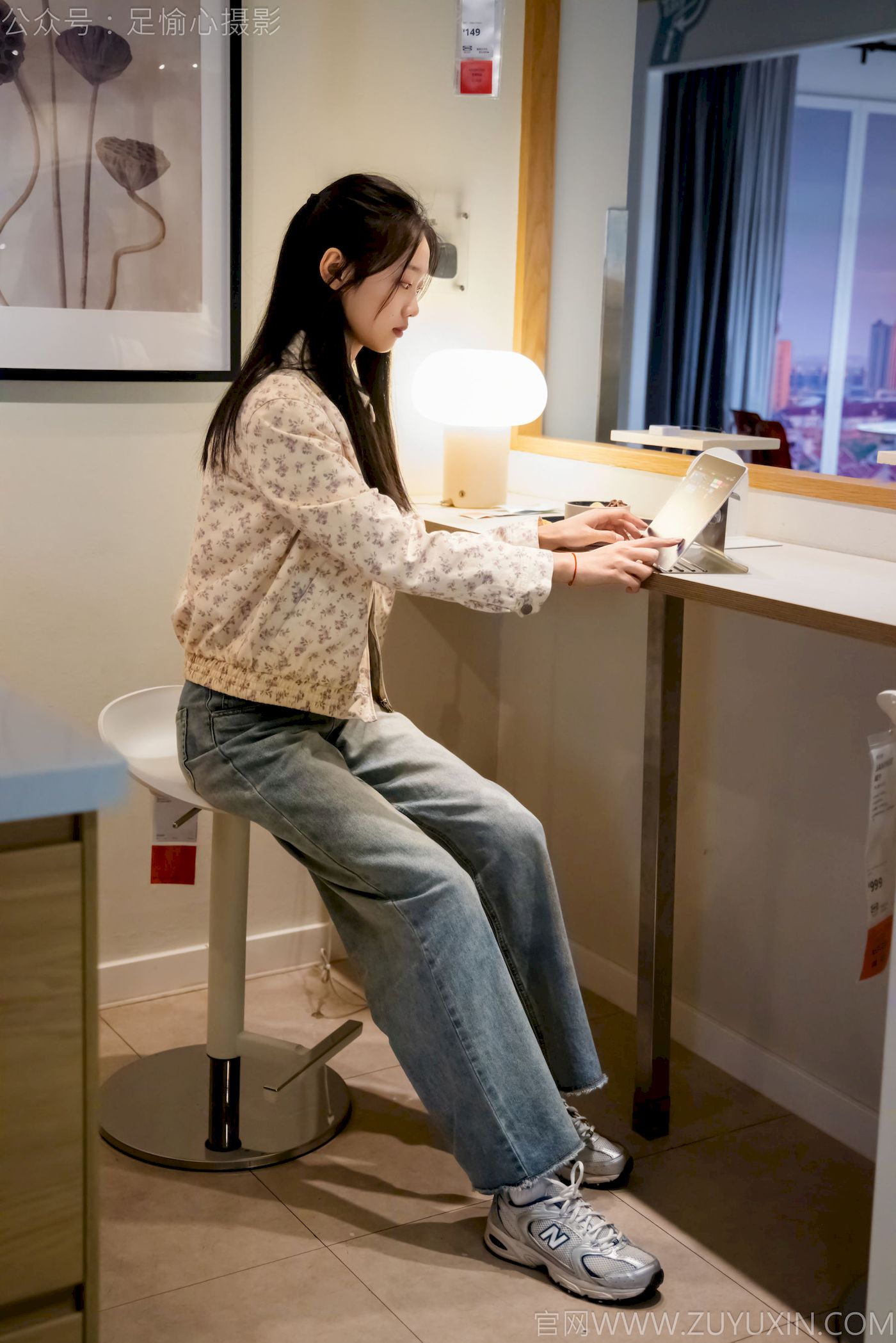 足愉心模特奶芙碎花衬衫牛仔长裤裸足摄影