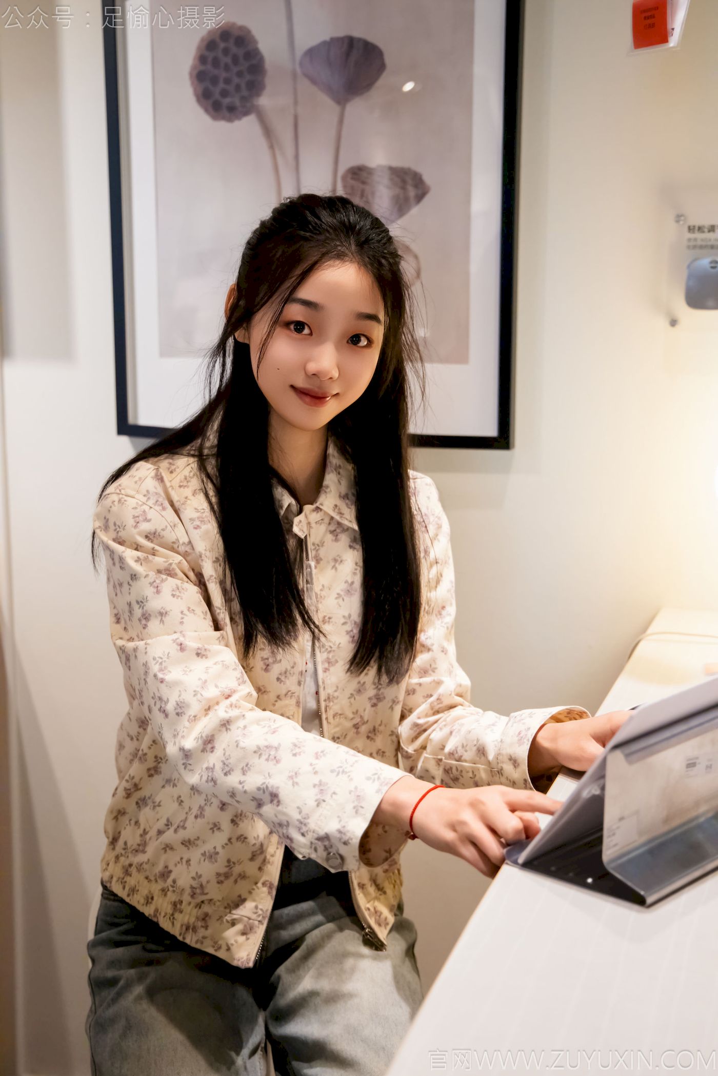 足愉心模特奶芙碎花衬衫牛仔长裤裸足摄影