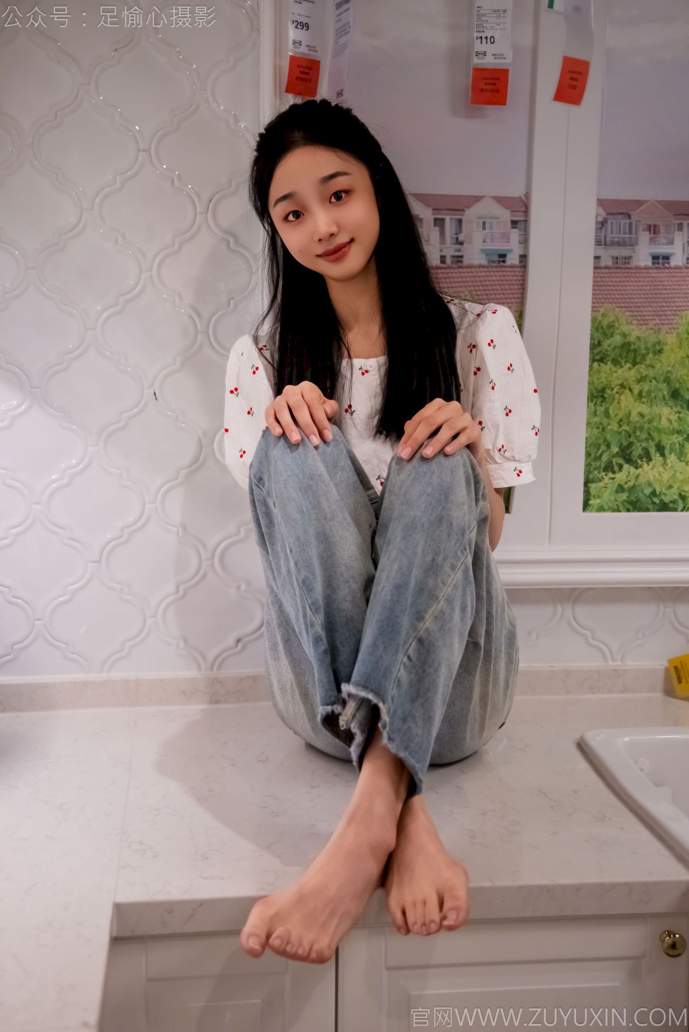 足愉心模特奶芙碎花衬衫牛仔长裤裸足摄影