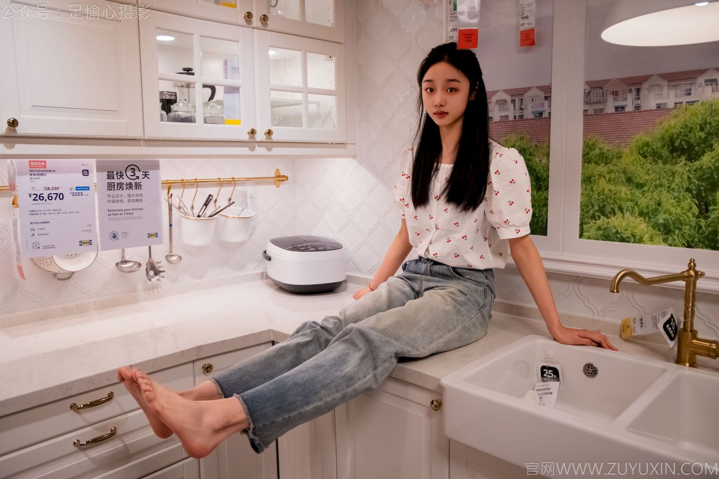 足愉心模特奶芙碎花衬衫牛仔长裤裸足摄影