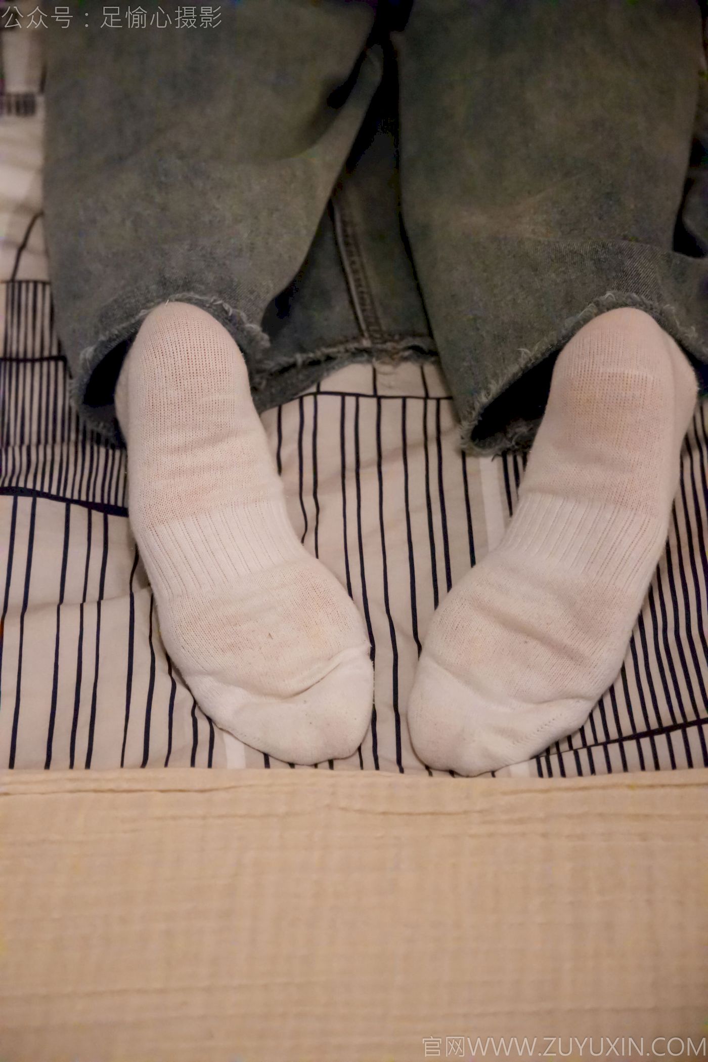 足愉心模特奶芙碎花衬衫牛仔长裤裸足摄影