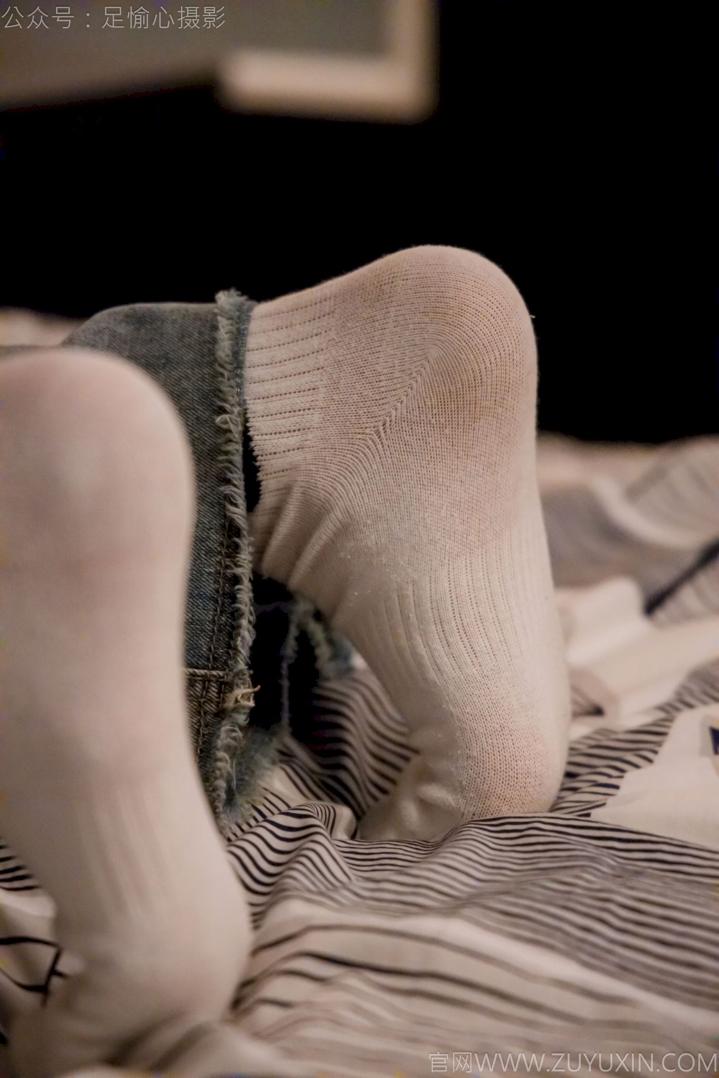 足愉心模特奶芙碎花衬衫牛仔长裤裸足摄影