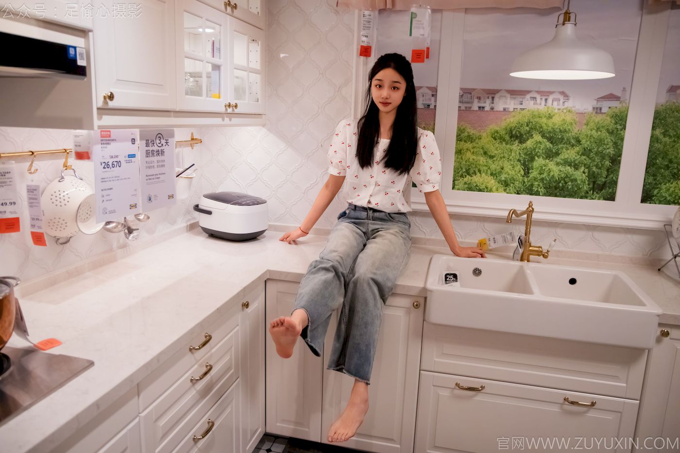 足愉心模特奶芙碎花衬衫牛仔长裤裸足摄影