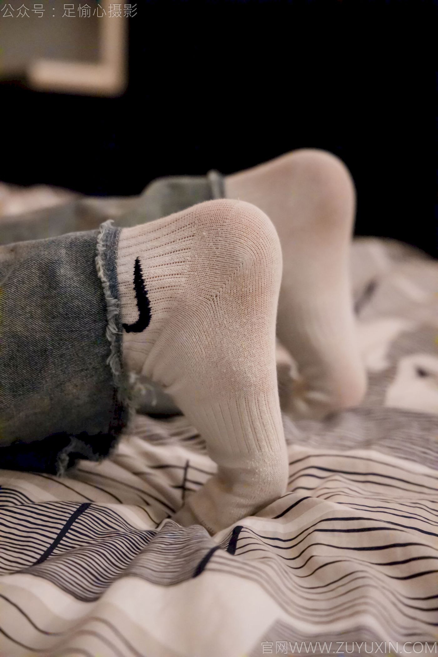 足愉心模特奶芙碎花衬衫牛仔长裤裸足摄影