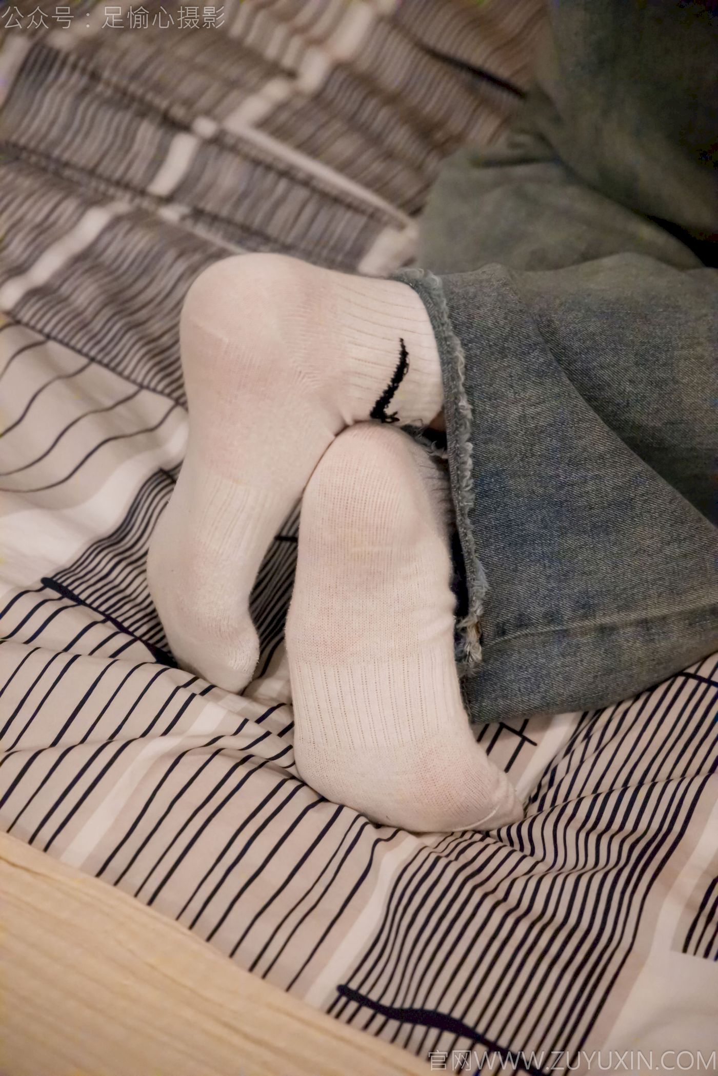 足愉心模特奶芙碎花衬衫牛仔长裤裸足摄影