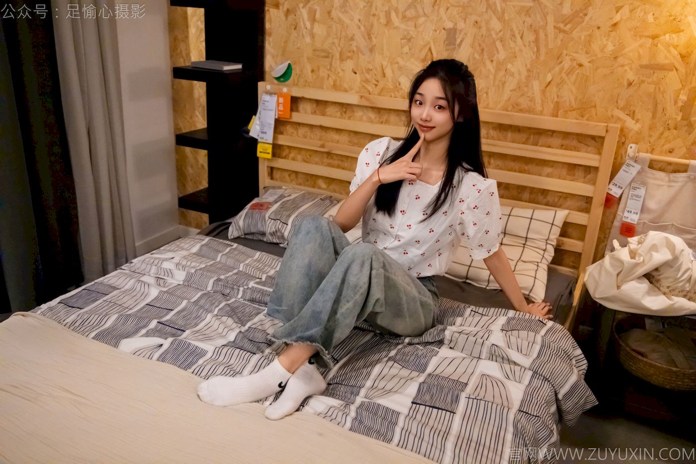 足愉心模特奶芙碎花衬衫牛仔长裤裸足摄影