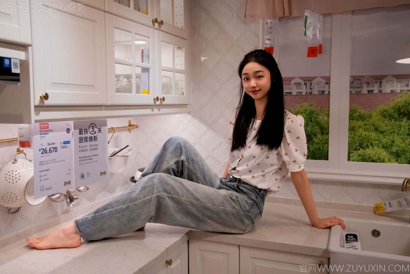 足愉心模特奶芙碎花衬衫牛仔长裤裸足摄影