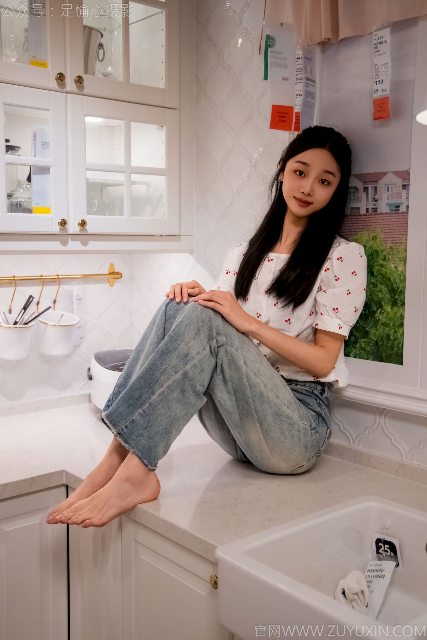 足愉心模特奶芙碎花衬衫牛仔长裤裸足摄影