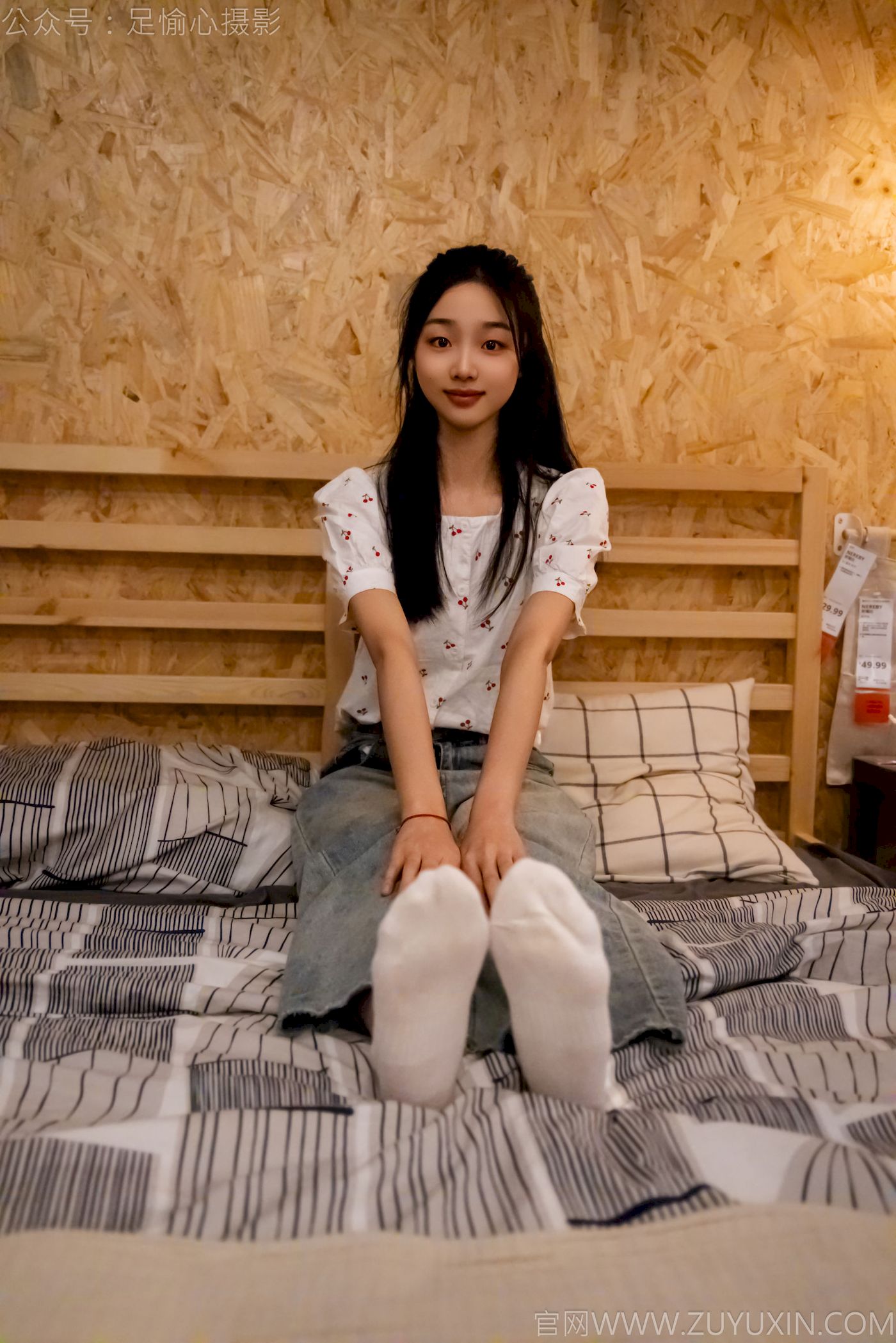 足愉心模特奶芙碎花衬衫牛仔长裤裸足摄影