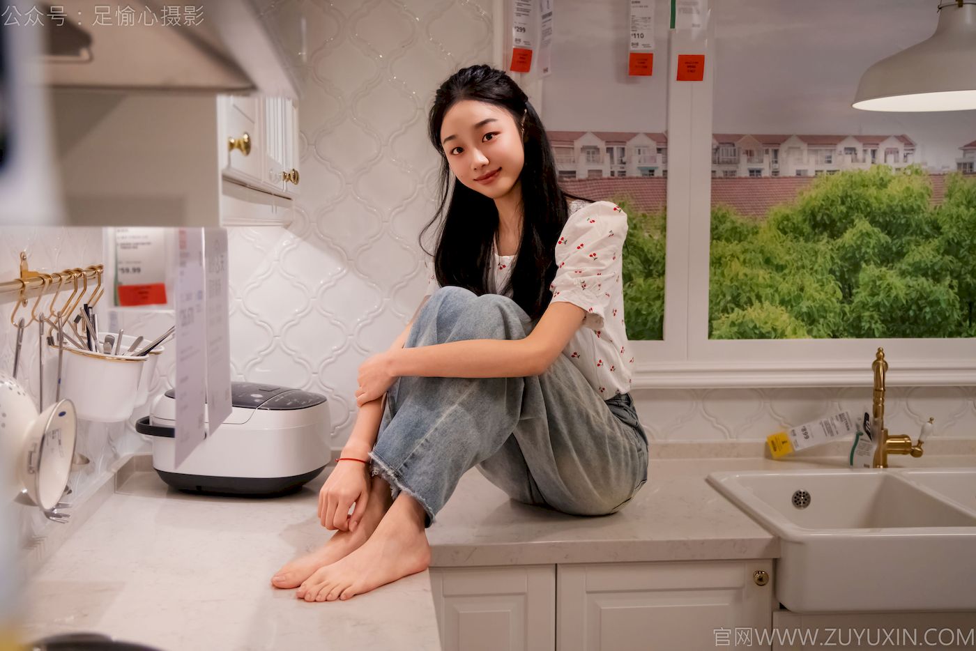 足愉心模特奶芙碎花衬衫牛仔长裤裸足摄影