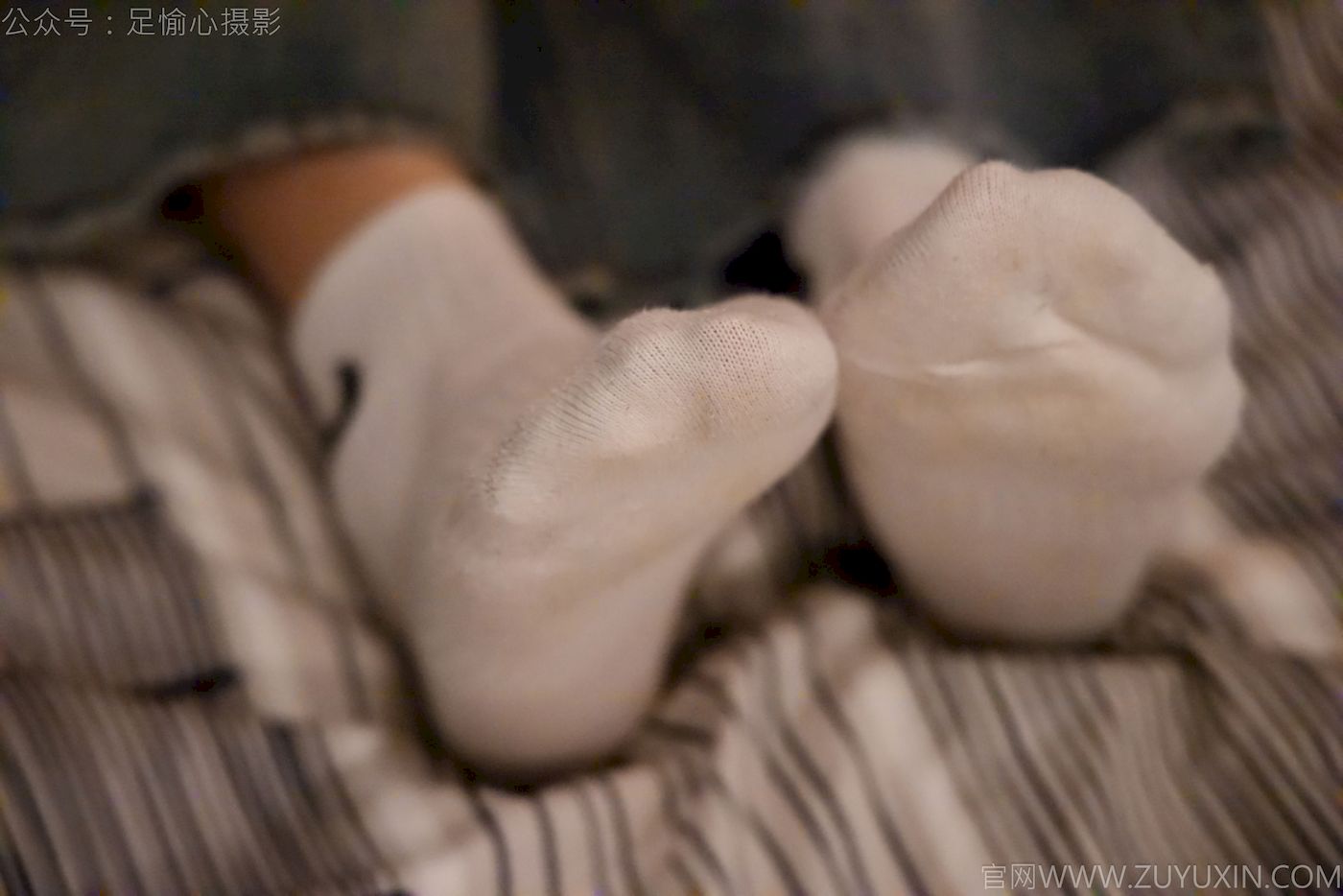 足愉心模特奶芙碎花衬衫牛仔长裤裸足摄影