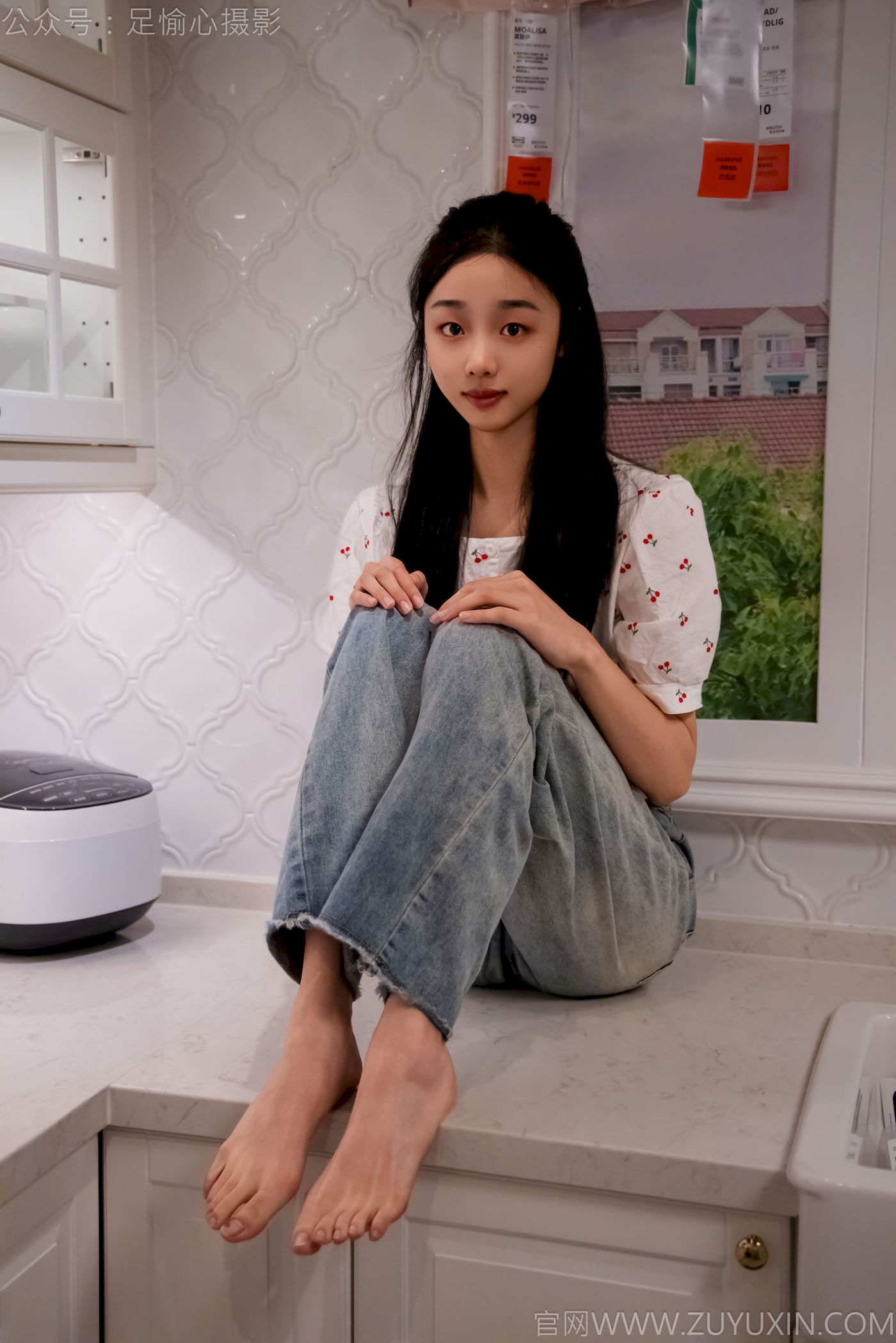 足愉心模特奶芙碎花衬衫牛仔长裤裸足摄影