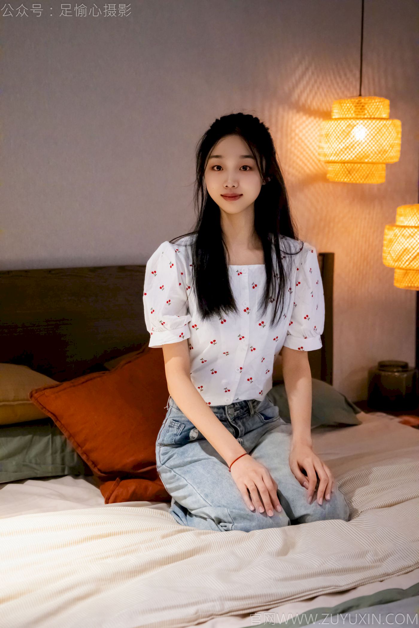 足愉心模特奶芙碎花衬衫牛仔长裤裸足摄影