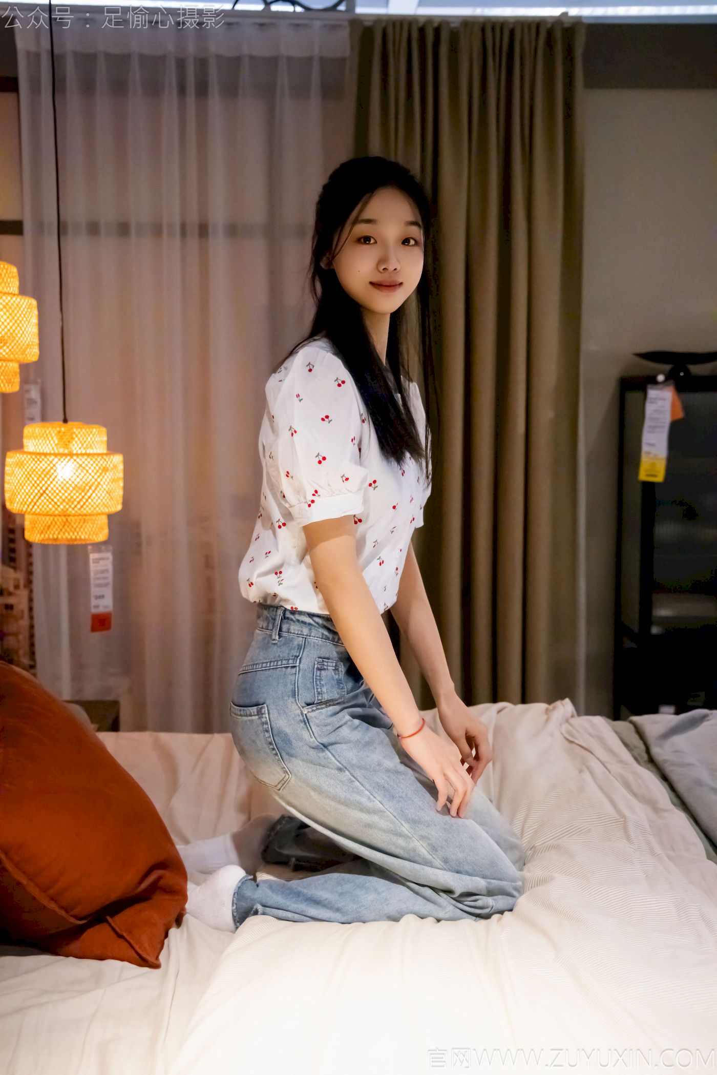 足愉心模特奶芙碎花衬衫牛仔长裤裸足摄影