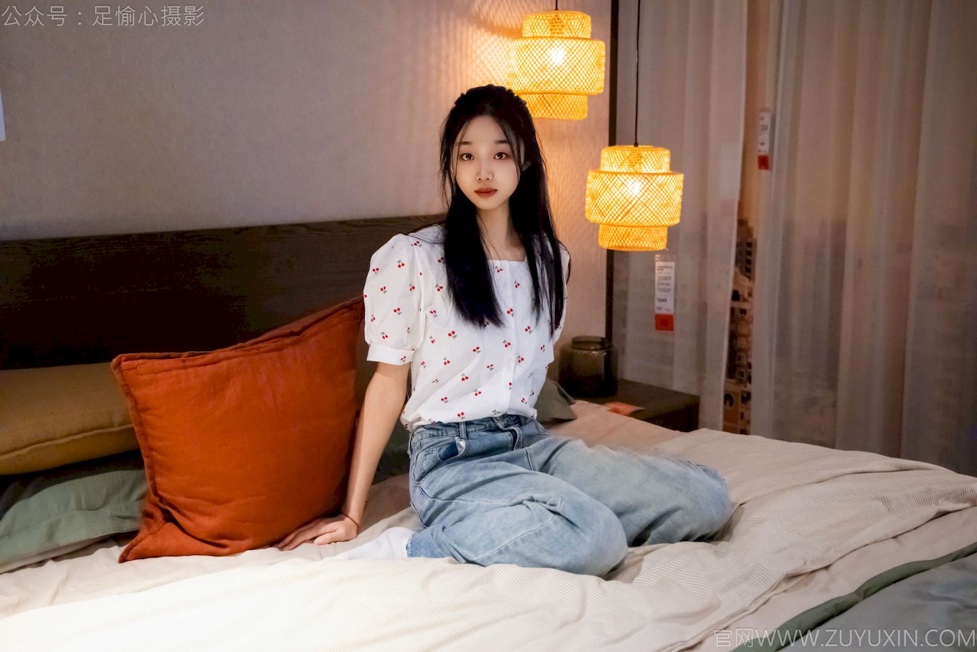 足愉心模特奶芙碎花衬衫牛仔长裤裸足摄影