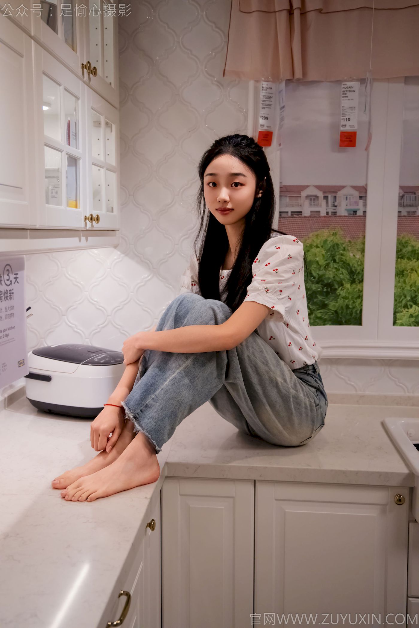 足愉心模特奶芙碎花衬衫牛仔长裤裸足摄影