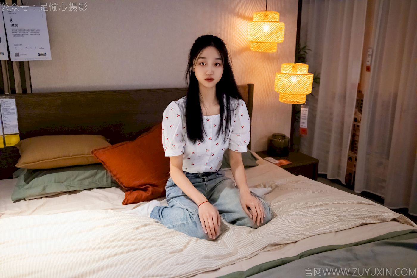 足愉心模特奶芙碎花衬衫牛仔长裤裸足摄影