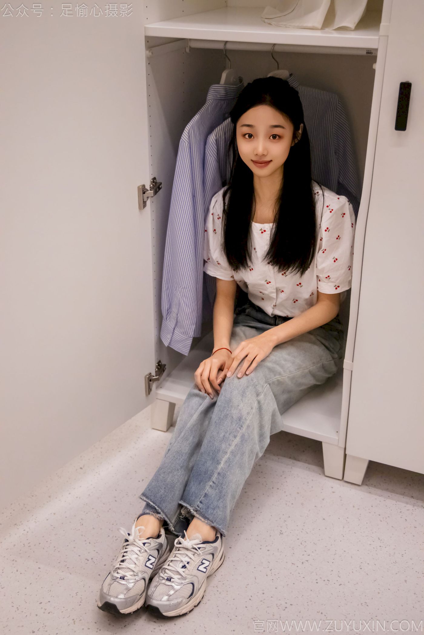 足愉心模特奶芙碎花衬衫牛仔长裤裸足摄影