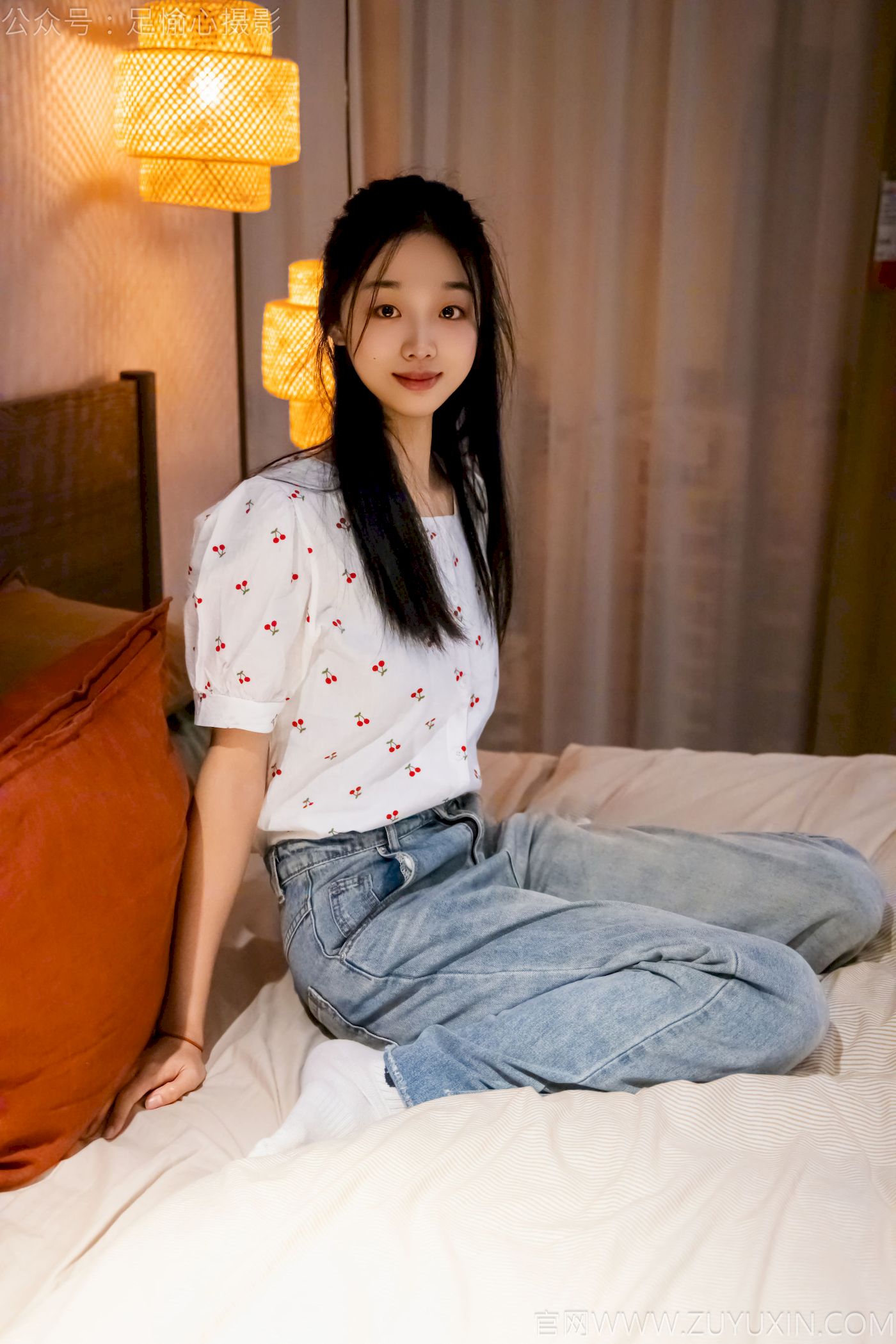 足愉心模特奶芙碎花衬衫牛仔长裤裸足摄影