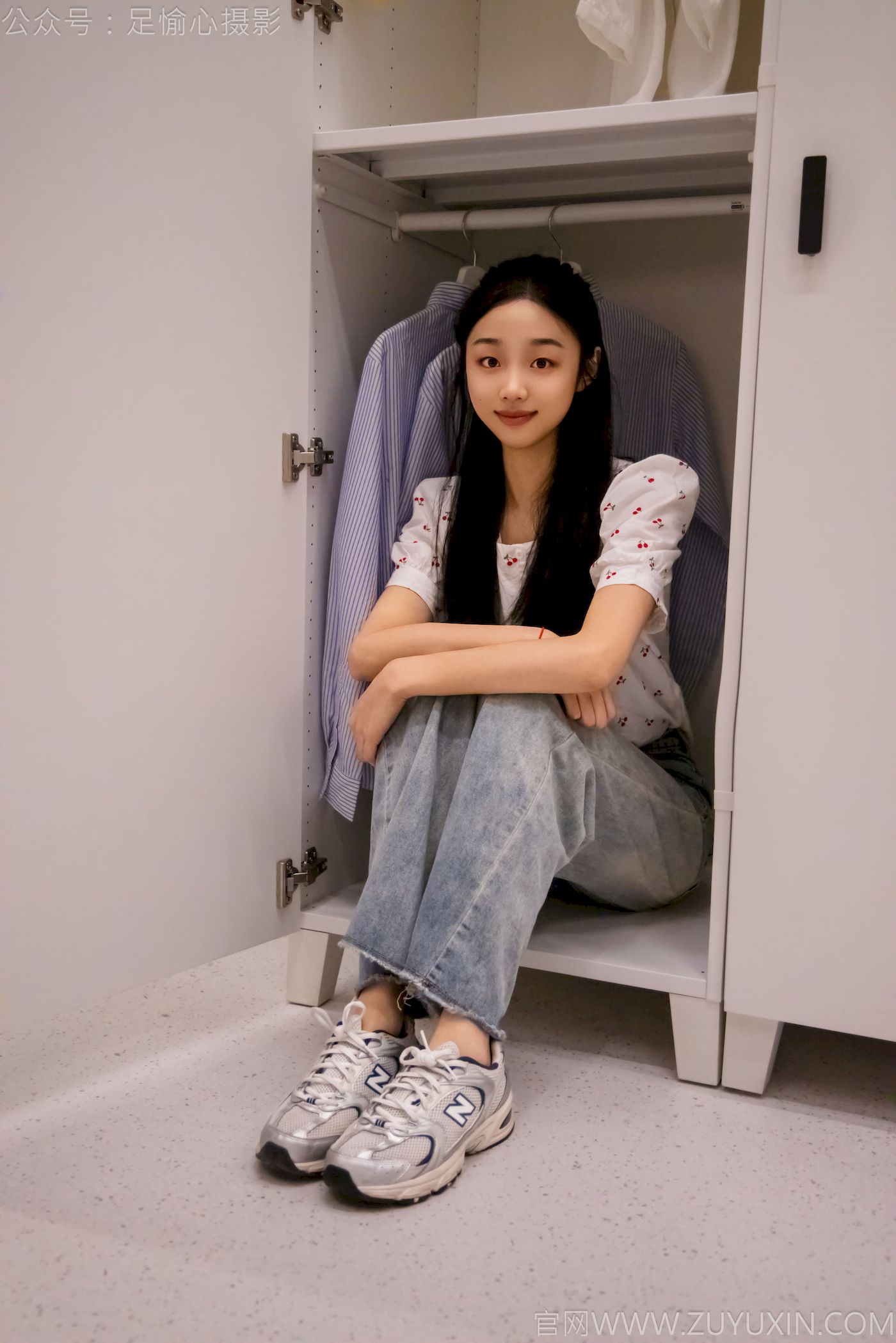 足愉心模特奶芙碎花衬衫牛仔长裤裸足摄影