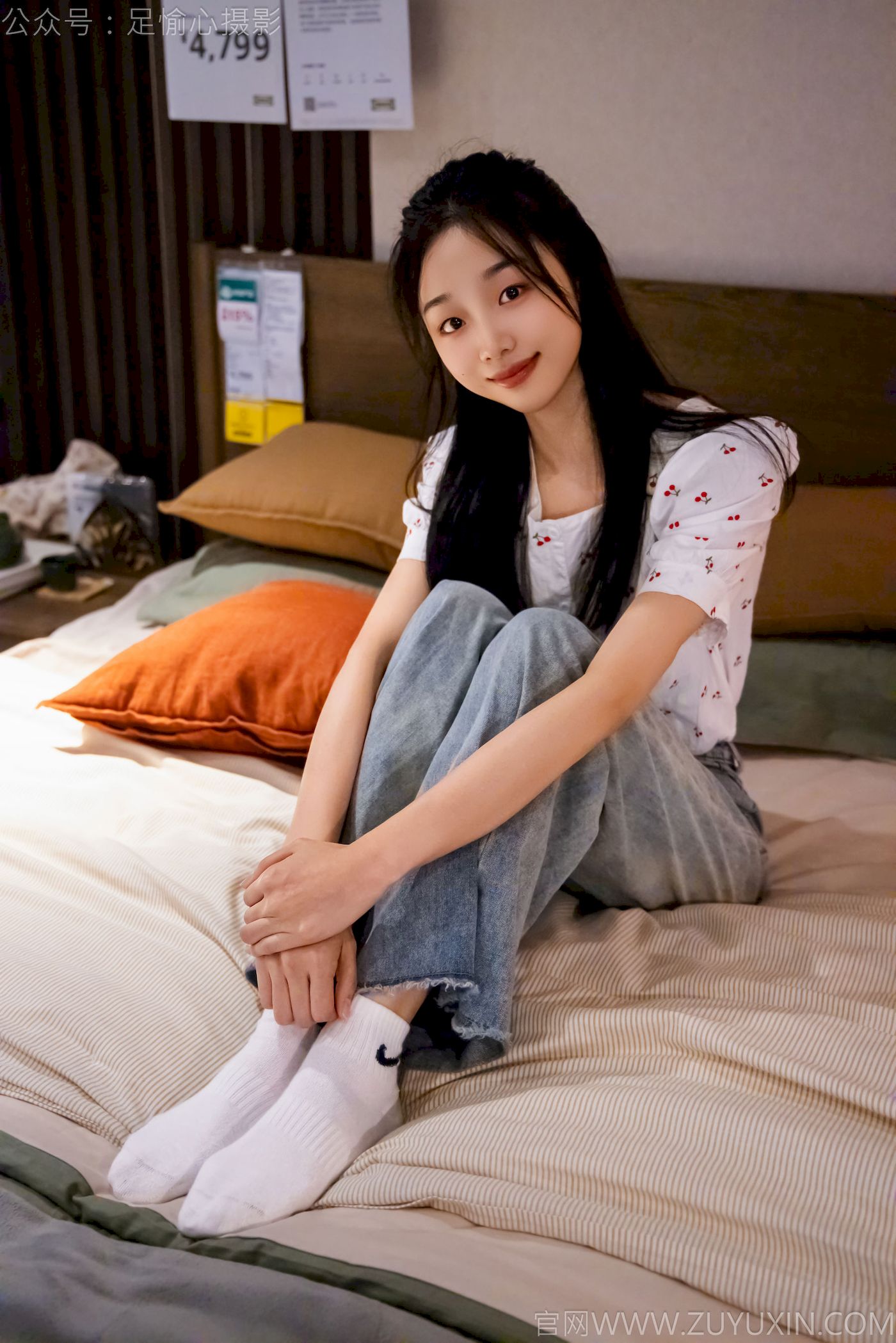 足愉心模特奶芙碎花衬衫牛仔长裤裸足摄影