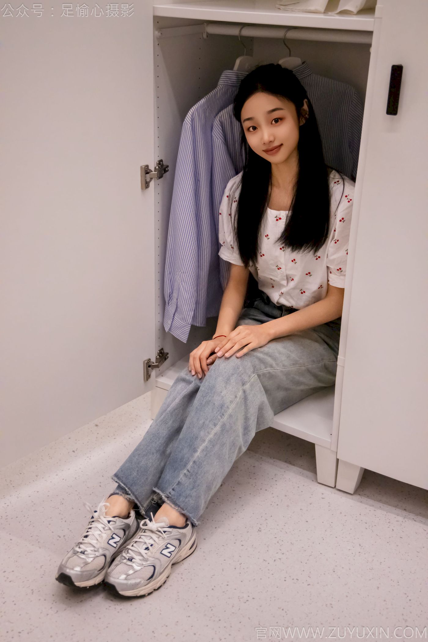 足愉心模特奶芙碎花衬衫牛仔长裤裸足摄影