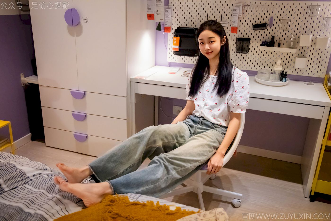 足愉心模特奶芙碎花衬衫牛仔长裤裸足摄影