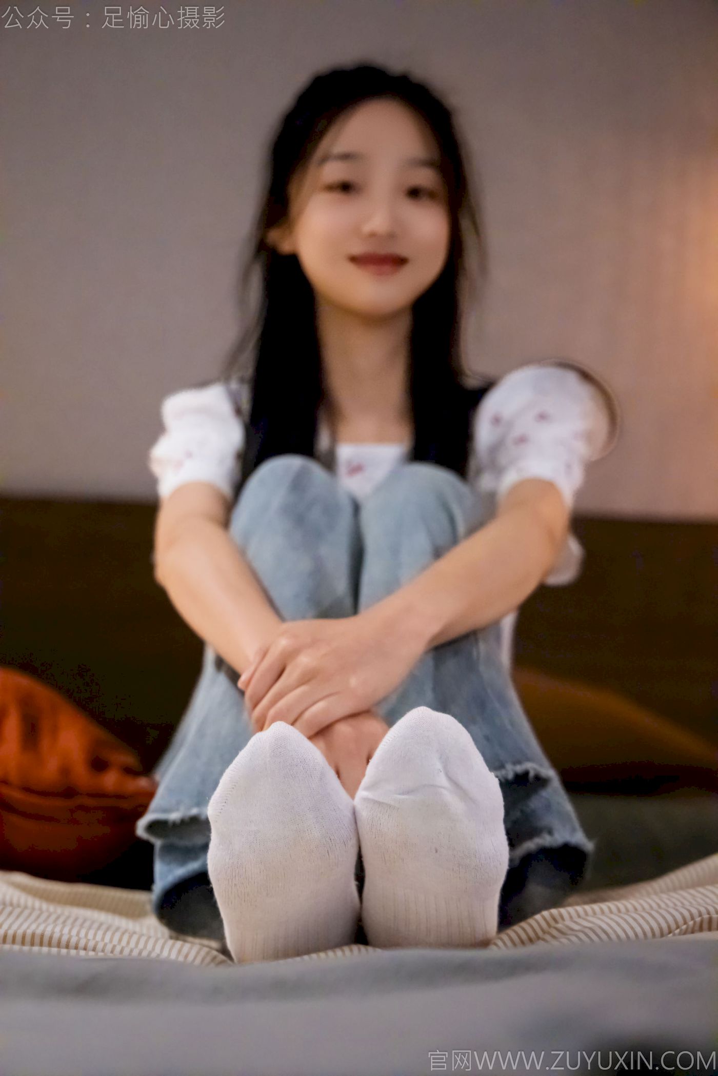 足愉心模特奶芙碎花衬衫牛仔长裤裸足摄影